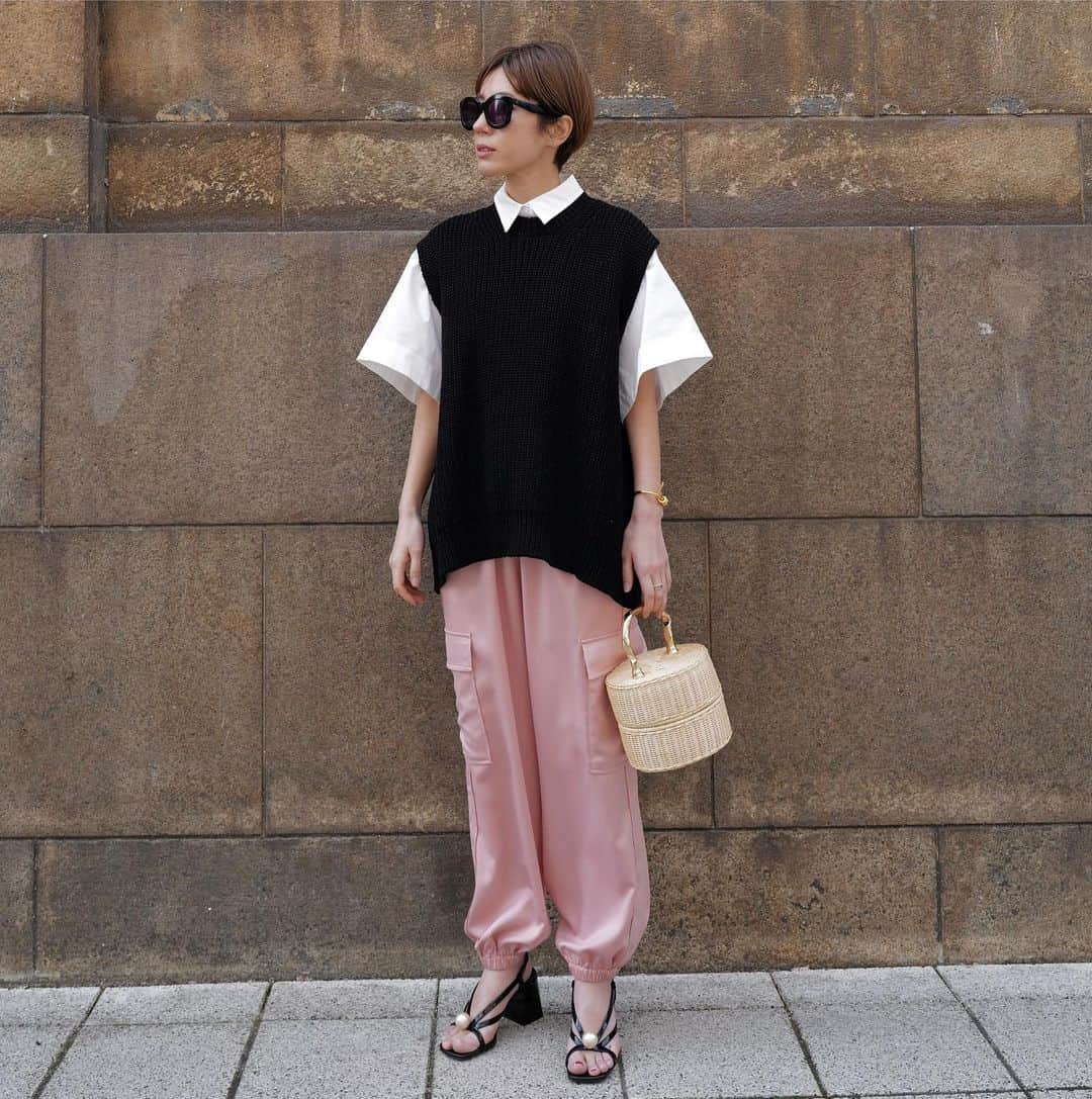 正中雅子のインスタグラム：「個人的に今の気分な服🤍🖤💘  このインナーに着たハーフスリーブシャツはこの春夏着回しまくり間違いなしの新作！  ニットベストも大好きだし、今年はクルーネックが気分♡  質感の違うサテンパンツも、ひさしぶりに作ったけど カーゴデザインも新鮮でお気に入り！  TOKYO POPUP 先行item🗼  #MACHATT #masao服」