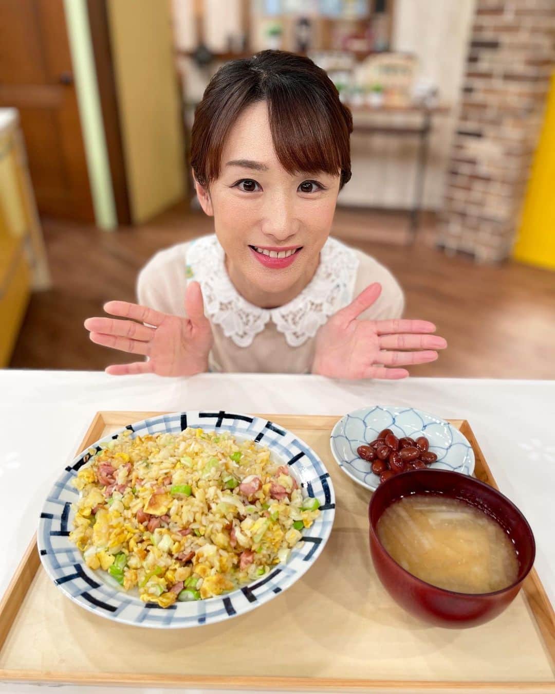 堂真理子さんのインスタグラム写真 - (堂真理子Instagram)「ソーセージの焼き飯、いかがでしたか？？🍴土井先生が教えて下さったしっとりと仕上げるコツ、私も早速試してみます✨ ソーセージとネギかたっぷり入った焼き飯があれば、もうこれだけで十分なおかずになりますね☺️   #おかずのクッキング #おかず #一汁一菜 #ソーセージ #焼き飯 #ネギ  #土井善晴 先生  #堂真理子 #テレビ朝日 #アナウンサー」3月12日 12時00分 - mariko_do