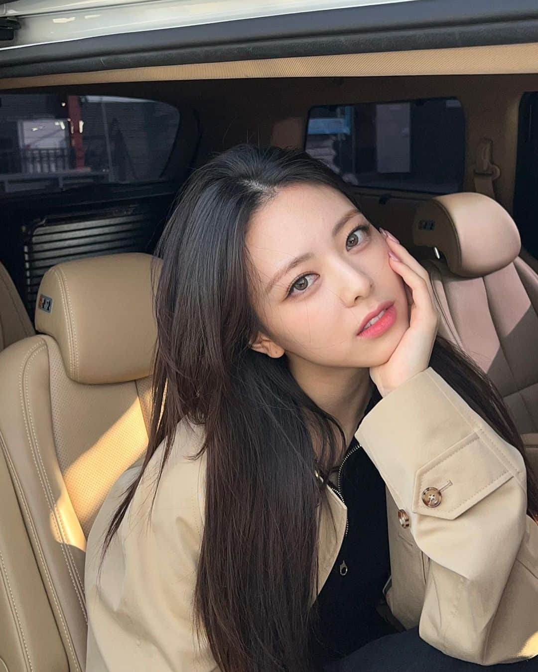 ITZYさんのインスタグラム写真 - (ITZYInstagram)「Beautiful day with beige😌✨!」3月12日 12時20分 - itzy.all.in.us