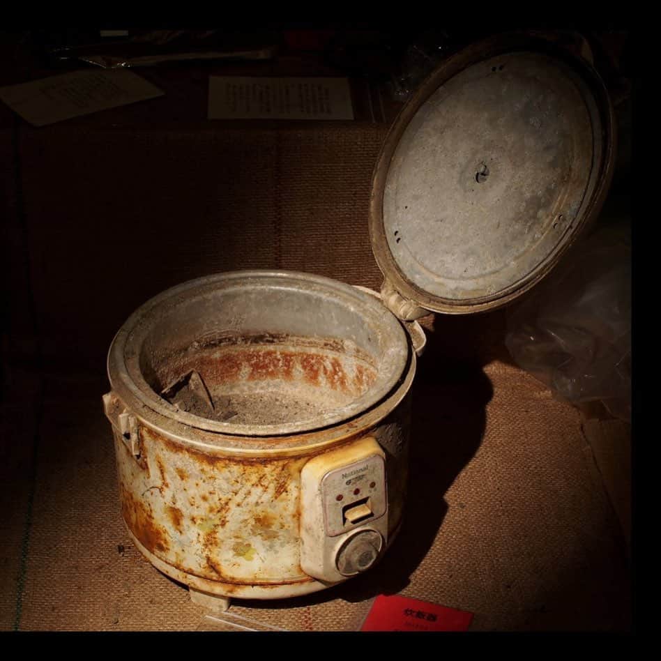 久保田智子さんのインスタグラム写真 - (久保田智子Instagram)「東日本大震災から１１年。  「家がない」と津波の影響に膝から崩れて号泣したという男性にインタビューしました。その方は、いま、津波で流されたものを“被災物”として、美術館で展示してものを介した伝承をおこなっています🌱🕊  「真っ黒のヘドロの中に、白いご飯」“炊飯器”が伝える東日本大震災 https://youtu.be/VJQvff3rIQA  #東日本大震災 #東日本大震災から11年 #つながるおもい　#tbsnews」3月12日 12時37分 - kubota_tomoko