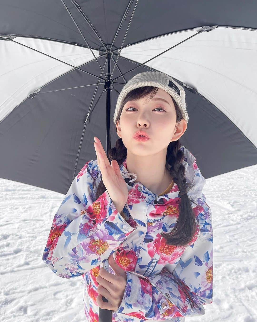 のインスタグラム：「. 昨日撮影でスキー場に行った🎿 いつかの撮影ぶりのスキー場☺︎MV撮影のときやね☺︎ . 日傘さしてる人はいなかった🌼ソリ滑りたいっ🛷 . #美人百花 #スキー #スキー場」