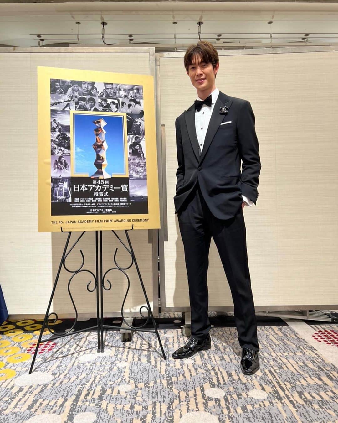 宮沢氷魚のインスタグラム：「日本アカデミー賞新人俳優賞を受賞しました！夢のような時間でした。  今まで携わってくれた全ての方に感謝の気持ちでいっぱいです。 これからも応援よろしくお願いします！  吉田監督から素敵なお花を頂きました💐」