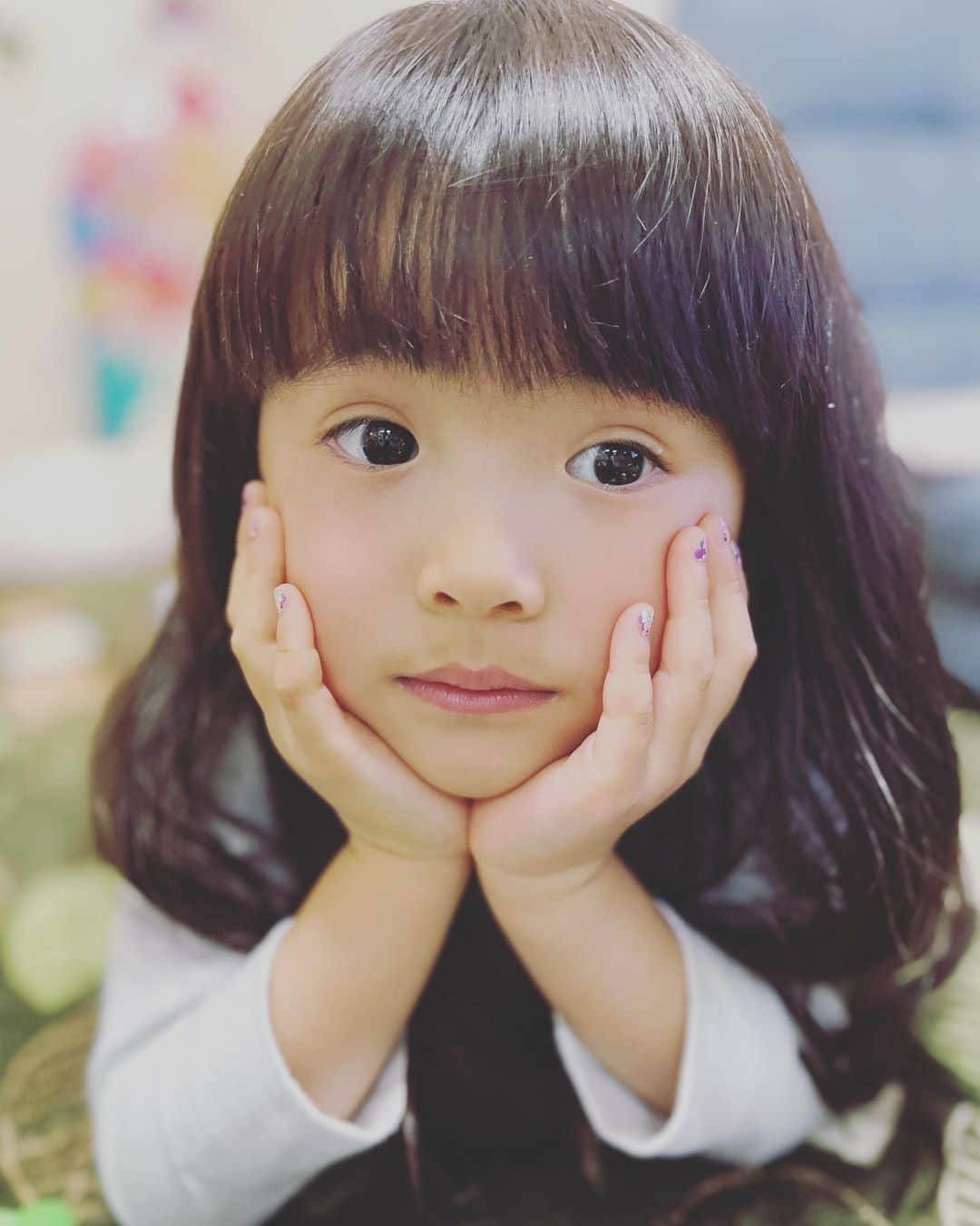 日高薫のインスタグラム：「ゆっくりな休日🥰🌷  最近お友達からお土産で頂いた子供用のネイルシールにハマっている娘ちゃん🤚 小さな爪に貼ってある手が可愛いくてなかなか剥がせないです😅💕  #娘 #5歳 #年中さん#子供用 #ネイルシール #ミニーちゃん#お土産 #女の子ママ #小さい手 #小さい爪 #💕 #しろくまのかまぼこ #すみっこぐらし」