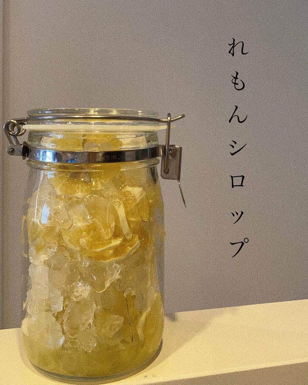 瀬戸サオリのインスタグラム：「れもんシロップ🍋♡ . 有機無農薬れもんで 朝からせっせと🟡 なんか可愛い。  #レモンシロップ」