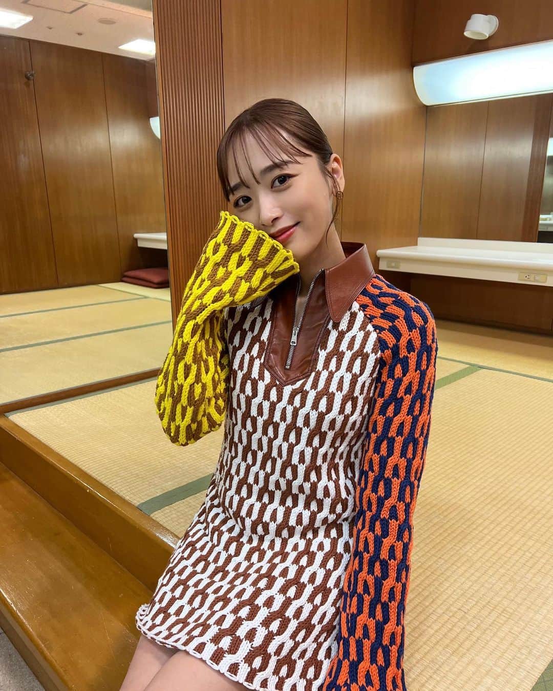 近藤千尋のインスタグラム：「昨日の、ラヴィット衣装🐰✌️💕 @tods  さんのものです！！！ ボトムちゃんと履いております❗️笑 色んな衣装が着れて楽しいなぁ😚  今日は久々の早朝からロケしております❗️ みなさま、素敵な休日を☀️😍 お仕事の方はがんばりましょっ💕💕  ウェア、シューズ @tods  アクセサリー @ete_official  #近藤千尋衣装」