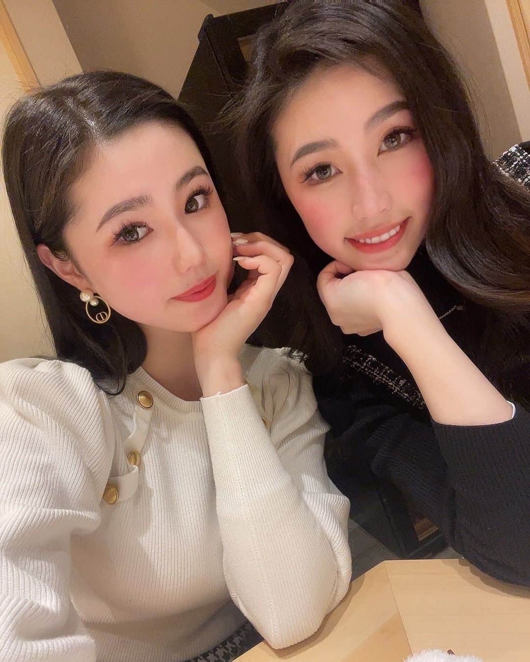 真木しおりのインスタグラム：「sister👩‍❤️‍💋‍👩  ねぇねぇの誕生日の次の次の日🎂  #sister #姉妹 #黒髪 #黒髪ロング  #촣아요」