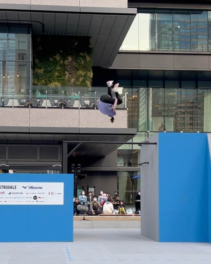 山本華歩のインスタグラム：「日本語は下です。Today, I did side flip gap for the first time. It was so good. And I got 2nd place freestyle and speed. @parkour_tokyo_championship Congratulations to @naganegionene for🥇and @hhhhi02 for 🥉 (freestyle)  and @hhhhi02 for 🥇and @naganegionene for 🥉 (speed)  出場してた皆んな激アツでした🔥お疲れ様でした‼︎ 自分のランもほぼほぼベストを尽くせたと思います。 ランの最中も声援聞こえました😁 応援に来て下さってた沢山の方々ありがとうございました😊 🎥 @vpk9dc5r 😍🙏  また、大会運営の関係の皆様、ジャッジの皆様、スポンサーの皆様本当にありがとうございました🙏  #parkour #パルクール #sideflipgap」