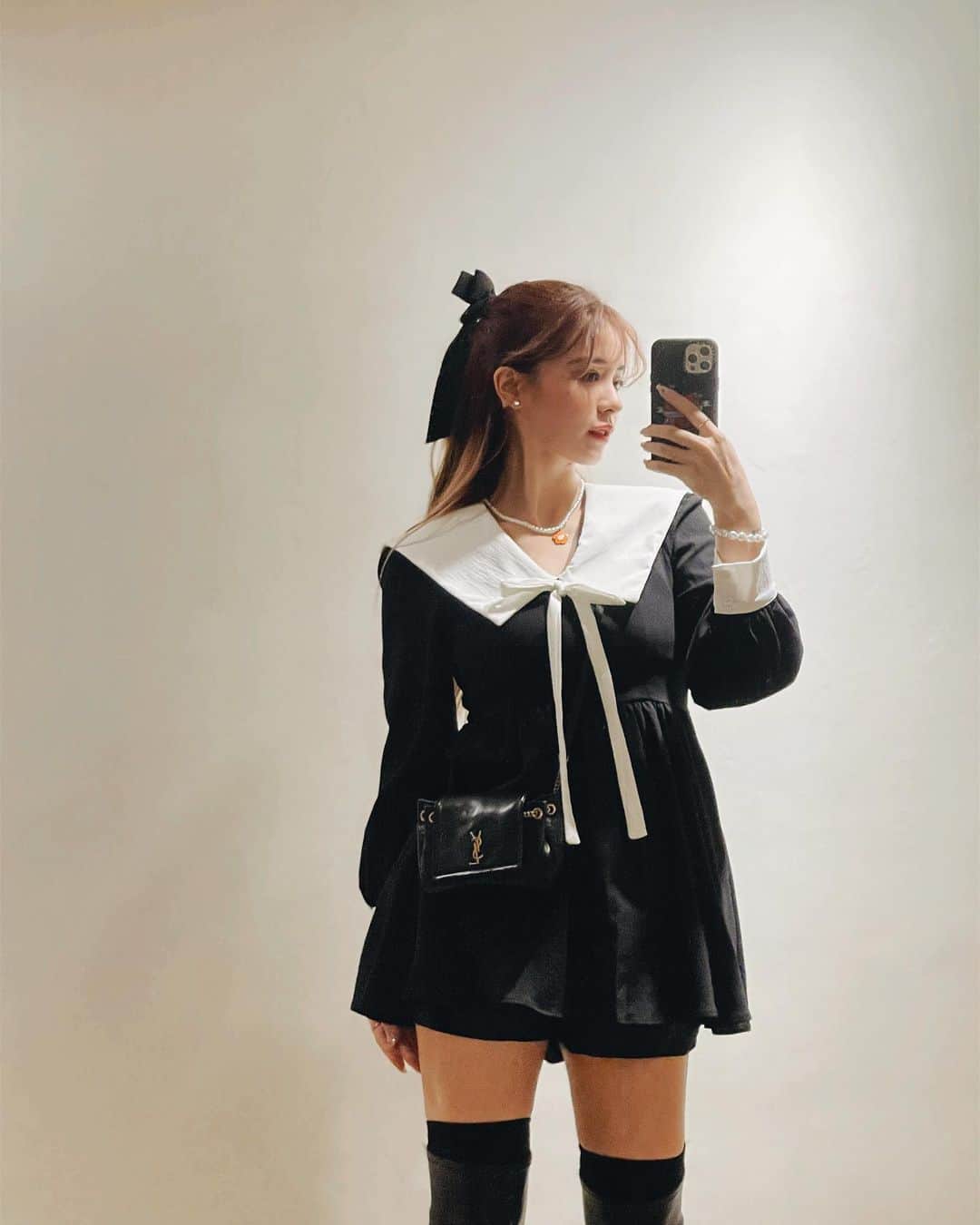 林咖安（Lyla）のインスタグラム：「#saturdayvibes   那天參加了一個制服趴 恥度要很大在路邊等車😂  #backtohighschool  #schooluniform」