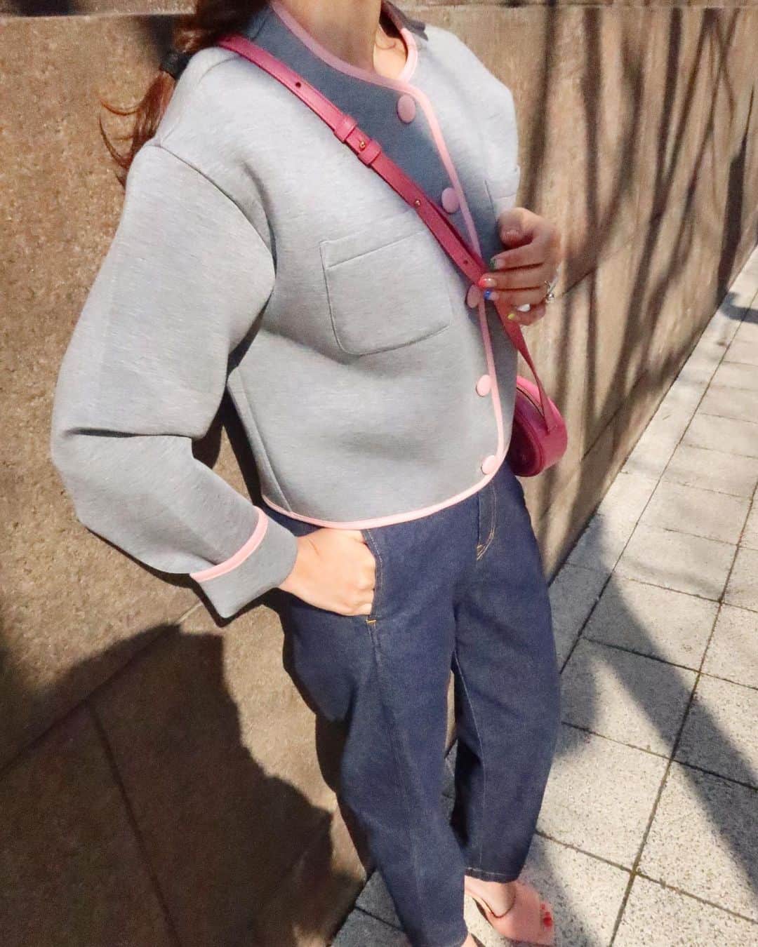 Mai Wakimizuのインスタグラム：「今日暖か過ぎてコート要らない♡昨日ご紹介したボンディングカーディガン、デニムと合わせて休日コーデ♡小物はpinkちゃんで＼(^o^)／ カメラが知らない間に夜景モードになってて画質が荒れ荒れ（；＿；）  #wakkinstyle#ootd#coordinate cardigan:#linkable @linkable_official(来週17日発売予定) denim:#linkable @linkable_official(近日発売予定)」