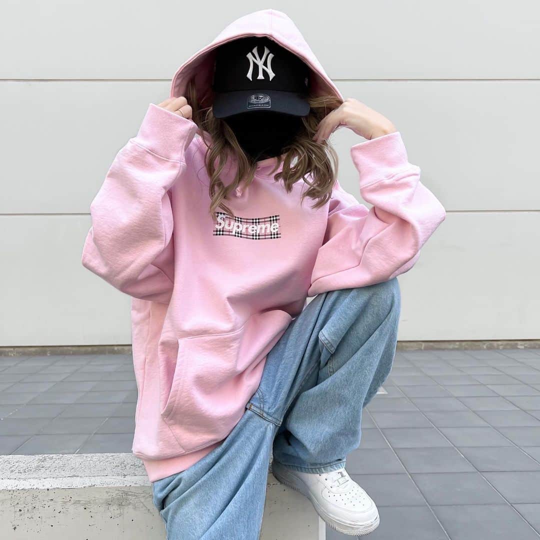 Supreme Mihoのインスタグラム：「💗💗💗 ✩ ✩ "BURBERRY" ✩ 可愛いっ🥺💕 ✩ @supreme_leaks_news @strictlypreme @dropsbyjay @supcommunity @mrbld @dropsgg  #supreme #burberry #supremeburberry #supremeboxlogo #streetfashion #streetwear #シュプリーム #ストリートファッション #ストリート」