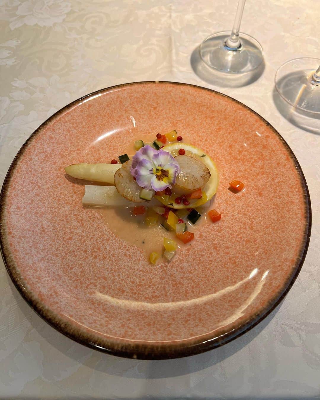 神谷麻美さんのインスタグラム写真 - (神谷麻美Instagram)「クラシックで伝統のフランス料理食べたよ☺️💖 7品全部美味しすぎて、見た目も美しいお料理で、幸せ🥰💖🌈✨ お花も可愛い🥰🌸💕  王道なフレンチで、ソースとか、どれも本格派で美味しかった🥰💖✨  #フレンチ 大好き🥰💗✨  ワインの味を変化させない楕円の形をした「 #樹グラス 」を使用していて、 通常のグラスとの味の違いを丁寧にレクチャーしてくれて、 ワインの美味しさ 🍷ワインの楽しみ方🍷 を教えていただきました🥰💕✨  #レストランレスプリドシュヴァリエ 🌟  東中野で銀座エスコフェエの味わいとおもてなしをそのままに味わえるお店だよ🥰💕  #東中野グルメ  #中野グルメ #フレンチディナー  #東京フレンチ」3月12日 14時40分 - asamice428