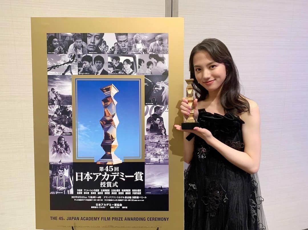 清原果耶さんのインスタグラム写真 - (清原果耶Instagram)「第45回日本アカデミー賞にて 最優秀助演女優賞を頂きました。 ⁡ 人との繋がりが 知らず知らずのうちに薄れていく世の中で、 映画を通して 大きな愛を持った方々と共に過ごせた時間は とても尊く温かい一時でした。 ⁡ これからも 人や作品との出逢いに誠実に向き合いながら、 お芝居を続けていければと思っています。 本当にありがとうございました☀︎☺︎」3月12日 14時56分 - kaya0130_official