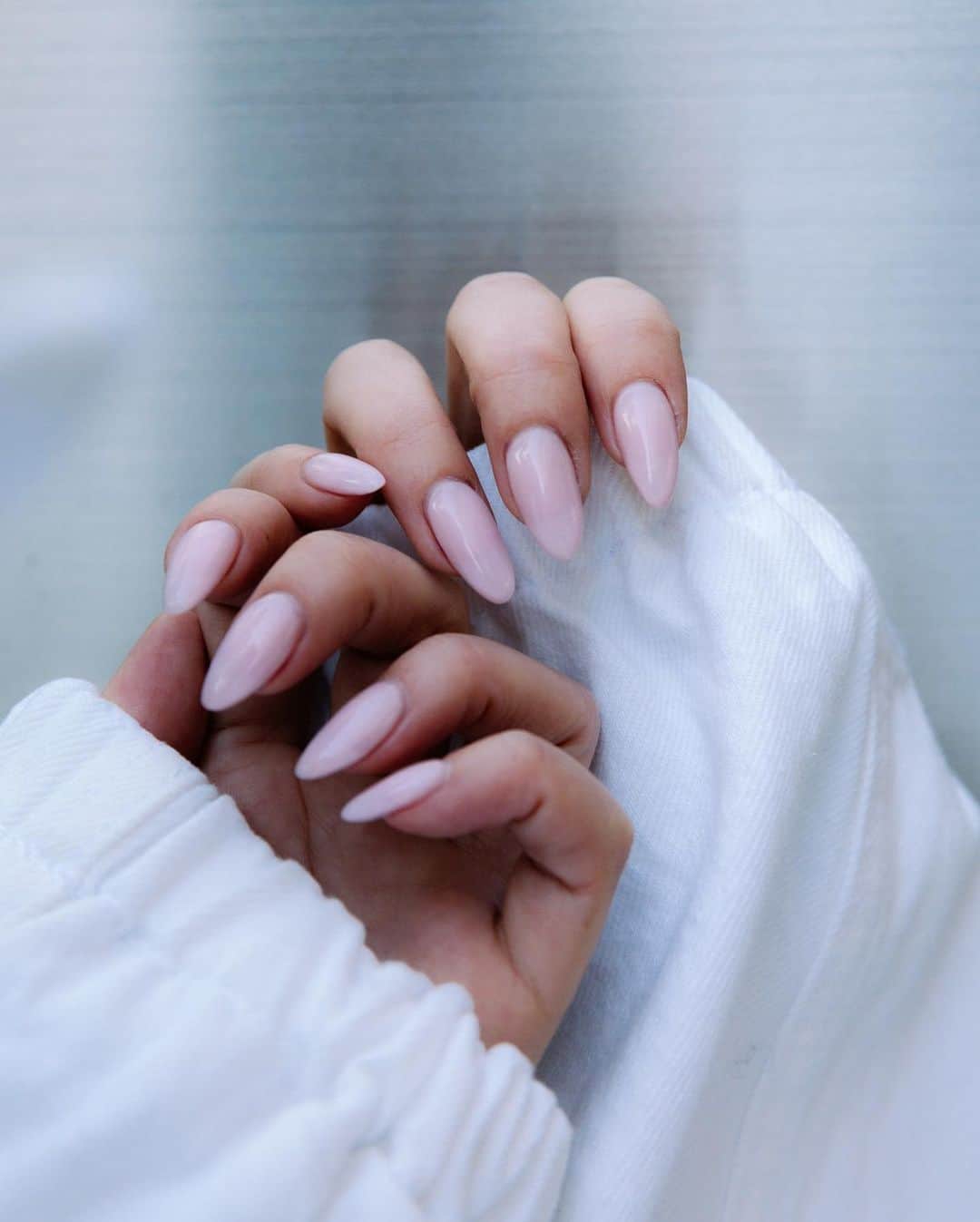 MARISのインスタグラム：「New nails 💅  I haven’t change my nails so long 🥲finally I could go get my nails done 💅🤍Thank you @yuu_colorsnail ♡ @fanfan_colorsnail ♡  手も足もナチュラルピンク♡」