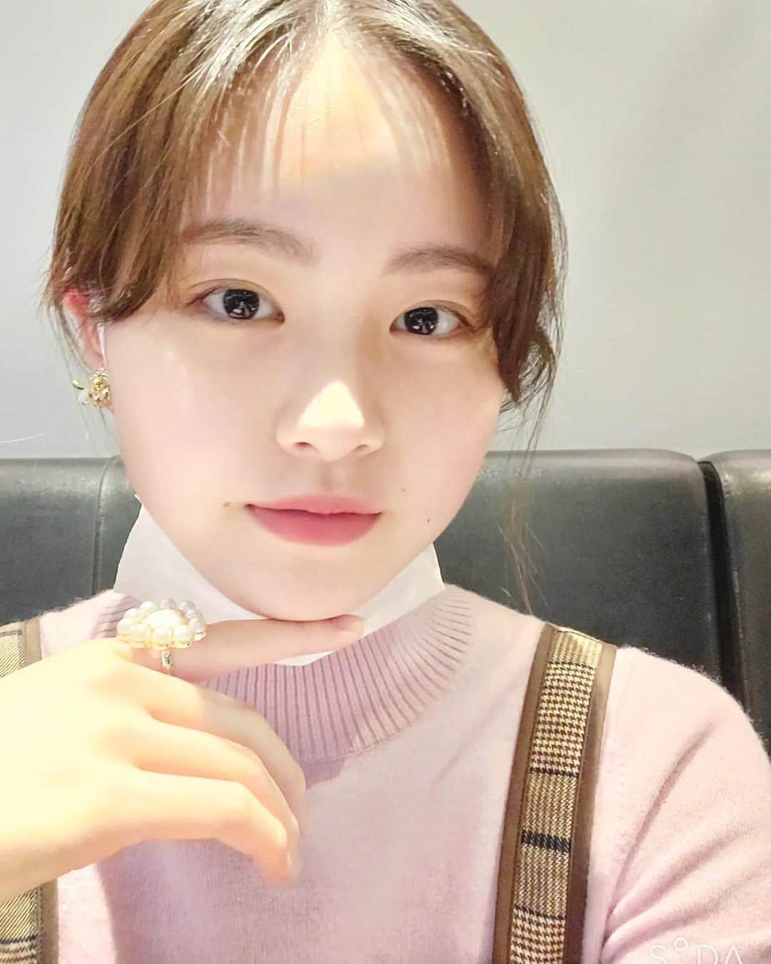 丸本凛のインスタグラム：「マスクで気が付かないけれど外は春の匂いがしますね🍃 空気を吸うと去年の卒業式や入学式を鮮明に思い出す現象が起こります笑  #春#instamood#instagood#spring#16#05」