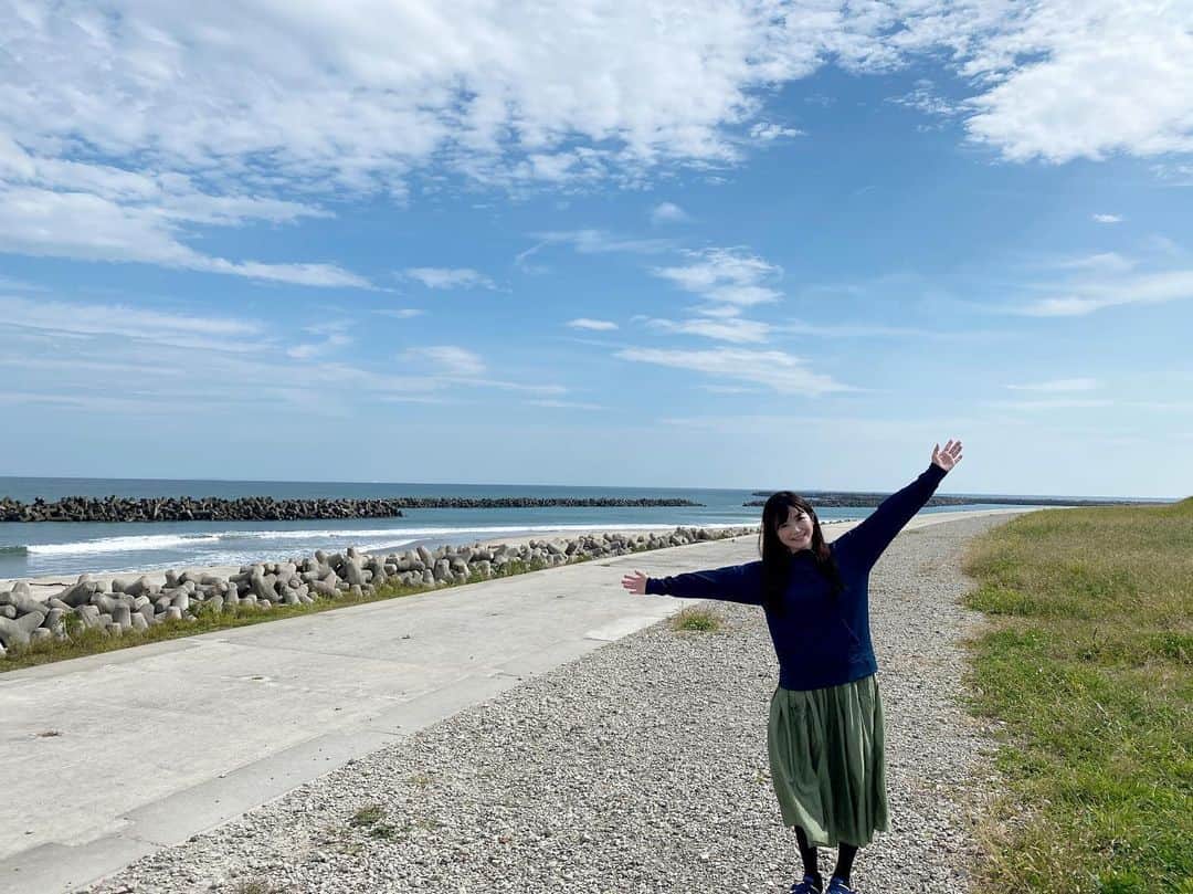 榎本麗美のインスタグラム：「東日本大震災から11年。  私は、2014年に福島第一原発20km圏内ツアーに参加し『命を守る報道』にさらに邁進する事を決意。 翌年、防災士になりました。  その後、JAXAのJ-SPARCナビゲーターを務めさせて頂き出会ったのが  『防災×宇宙』です。  【被災地と宇宙は、過酷な環境下という共通点がある】 という認識のもと、 宇宙開発の技術を被災地などで生かしていく、という取り組みです。  2019年に、ONETABLE ( ワンテーブル ) CEOの島田昌幸さんに番組でお話を伺った時には、 私の『防災』の視野が一気に広がりました。  そして今回は 実際に現地を見させて頂き、関わる方々のお話を伺う中で、  一度は流されてしまった土地にキラキラとした未来が見え、 もう二度と同じ事は起こさせない！という 皆さんの強い想いを感じました。  『防災×宇宙』に私は使命感を感じ、 これから多くの方に知って頂けるよう努めていきたいです。  宇宙知見を生かした、新たな防災ソリューション！ ぜひご覧下さい。 ↓ 【J-SPARC】共創現場に行く♯10：ワンテーブル編～ youtu.be/fABifhBKVlM  #防災士のカードの写真が若すぎる💦」