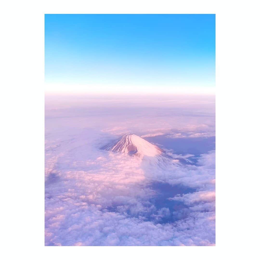 宮本笑里のインスタグラム：「穏やかな空色なのに、冷たい風が頬を撫でる  #sky #mountfuji」