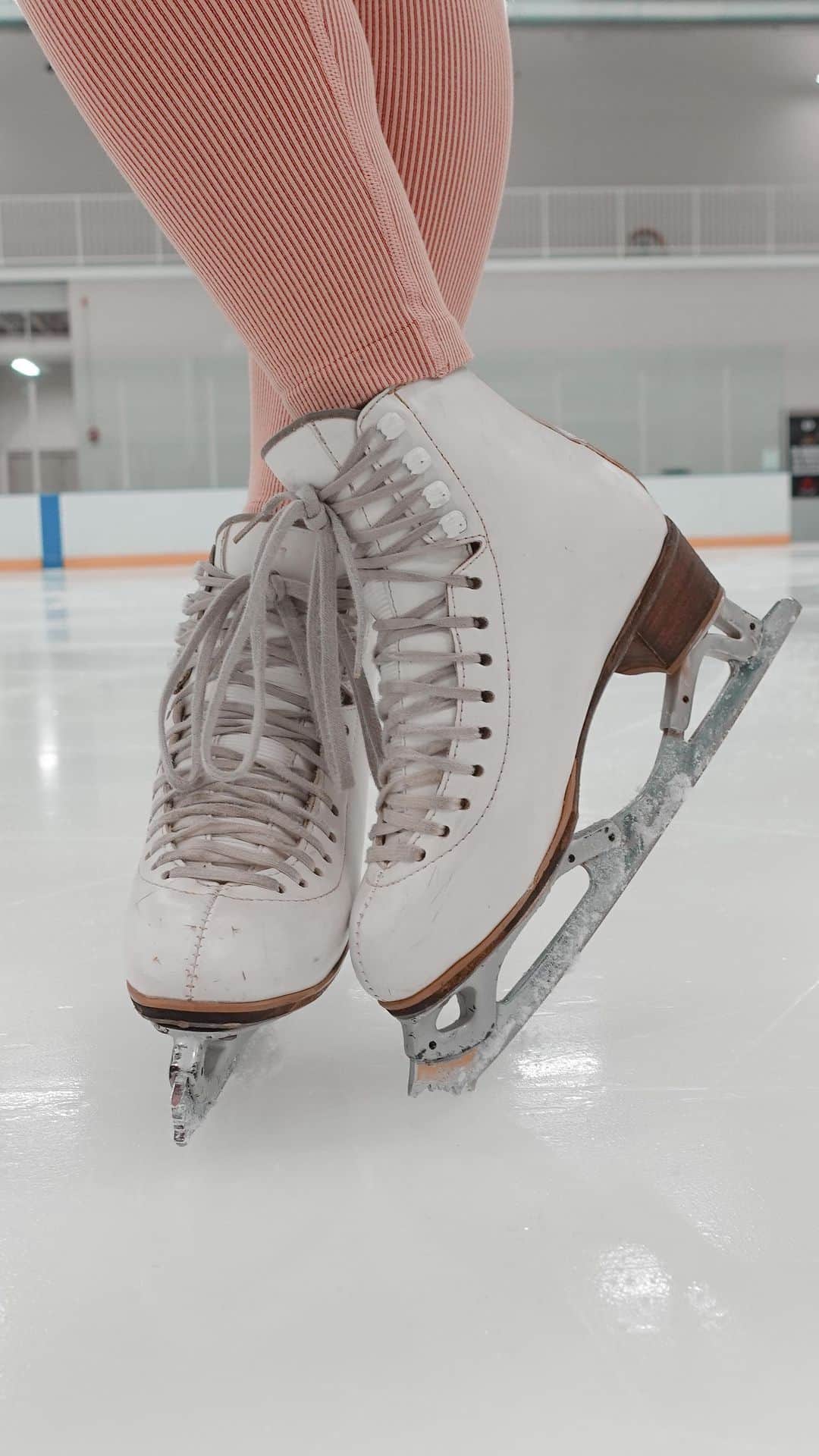 アシュリー・ワグナーのインスタグラム：「Summer tour is being planned out, we have swag on the way and new locations coming soon! I am SO proud of this @skateandsculpt community, and can’t wait to see where we all go from here. Welcome back to the ice 💕」