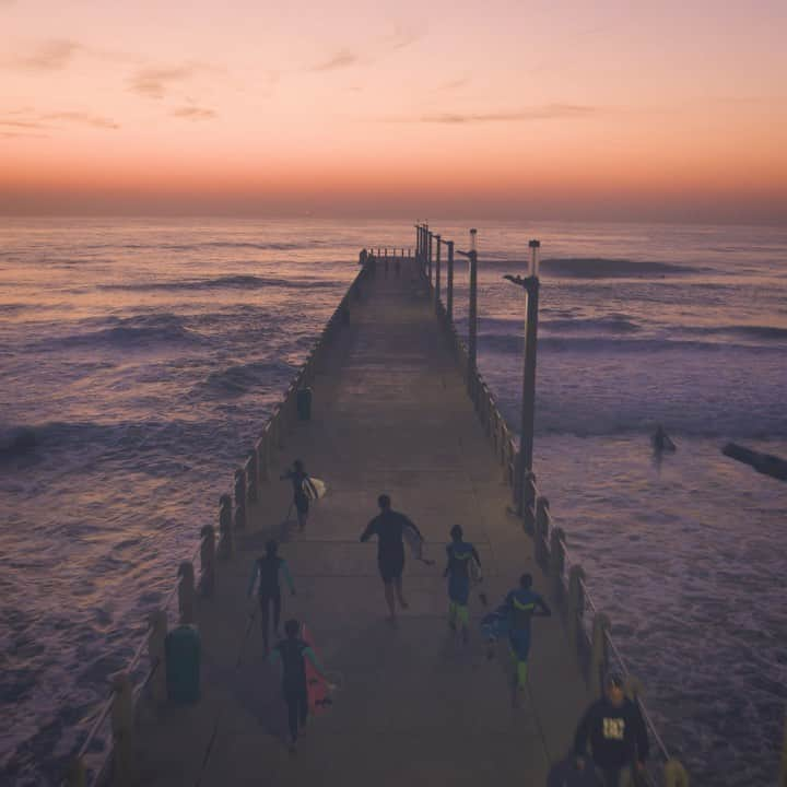 ジョーディ・スミスのインスタグラム：「Inspire and change one life at a time is how @surfersnotstreetchildren saves so many lives. I love coming home and surfing with the SNSC crew, their energy and stoke level is infectious. @timothyhay and @oneillzaf made a beautiful film about them and I was fortunate enough to have a little cameo. Hit the link in bio to watch it and support my fav org. Thank you. . . . . . @oneillusa @oneilleurope @oneillzaf @surfersnotstreetchildren」