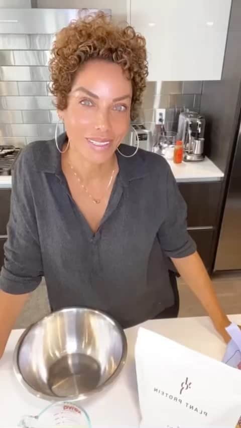 ニコール・ミッチェル・マーフィーのインスタグラム：「Protein chocolate chip cookies You can substitute the chocolate chips with cranberries or raisins.  This is a healthy snack I will eat. Great for kids as well.  YFOY protein powder available now. www.YFOYco.com #yfoy #protein  #proteinpowder  #vanilla  #organic」