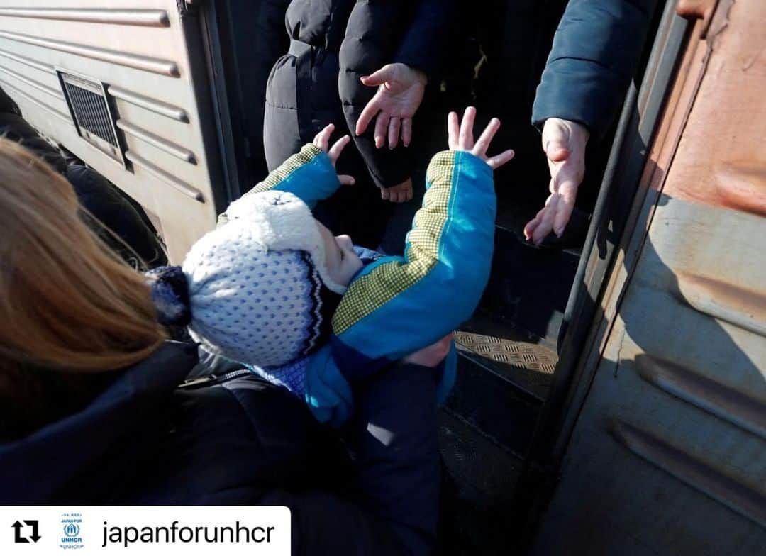 長野智子さんのインスタグラム写真 - (長野智子Instagram)「#Repost @japanforunhcr with @make_repost ・・・ 【ウクライナ緊急事態ーすでに約10万人が避難】 ウクライナで軍事行動が始まり、大きな衝撃を受け、祈るような気持ちでニュースをご覧になっている方もいらっしゃると思います。  戦闘はやまず、予測のつかない緊急事態が続いています。  しかし #UNHCR は今も #ウクライナ にいます。立ち去ってはいません。 そして必要な物資などを備え、今すぐに支援を始める準備はできています。  UNHCRは、この厳しい状況の中、すでにウクライナ国内で約10万人が避難したと推定しています。家を追われ窮地にある人々に、今すぐ支援が必要です。  どうぞ皆さま、命を守るために温かいご協力をお願いいたします。  ※ご支援はプロフィールのリンクよりお願いいたします。  #standwithukraine #playforukraine #withrefugees #難民とともに #難民支援   写真：© REUTERS/Alexander Ermochenko」2月26日 6時39分 - naganotomoko