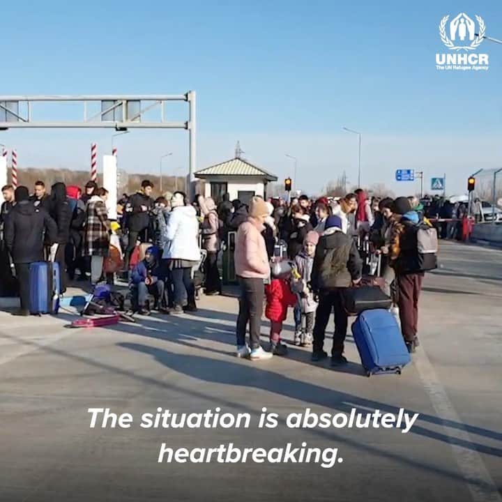 アンジェリーナ・ジョリーのインスタグラム：「More than 50,000 people have fled Ukraine in less than 48 hours. My UNHCR colleagues sent this video from Moldova, at the border with Ukraine.  @refugees  #ukraine #refugees #displacement」