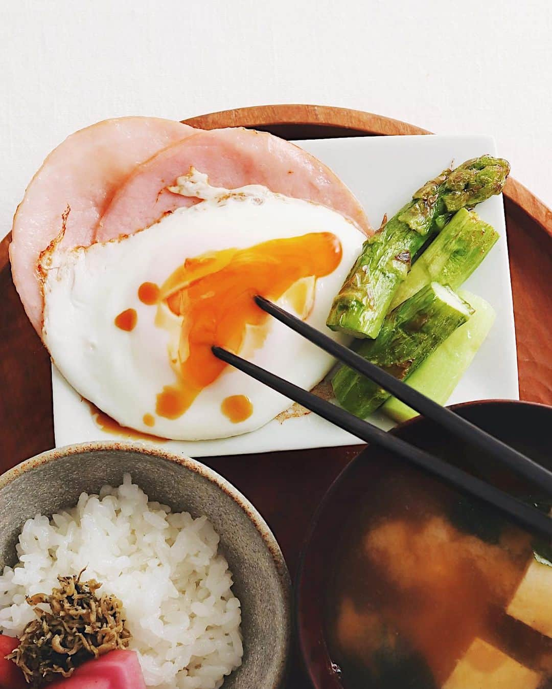 樋口正樹さんのインスタグラム写真 - (樋口正樹Instagram)「Today's breakfast . 今朝は炊き立てごはんに 梅、赤かぶ漬け、じゃこ、 わかめと豆腐のお味噌汁、 ハムエッグにお醤油数滴、 アスパラは卵黄をつけて。 . . . #朝食 #朝ごはん #目玉焼き #ハムエッグ #豆腐の味噌汁 #わかめの味噌汁 #breakfast #japanesebreakfast #washoku」2月26日 8時23分 - higuccini