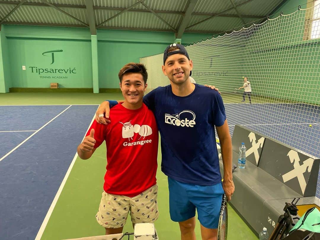 吉田伊織のインスタグラム：「世界ランク26位のFilip krajinovic選手に練習してもらいました😄 テンポ、球が速すぎて全くついていけなかったですが知らない世界を肌で感じさせてくれて本当にワクワクが止まりませんでした！ 難しい世界だけど難しいからこそ挑戦する甲斐がある！ 絶対このレベルに行けるように目の前の小さな目標をクリアして行こう🔥  Thank you @krajinovic_filip for an amazing time!!! OMG Your ball was so so fast 😂 Serbian people are very kind and I really respect you guys❤️」