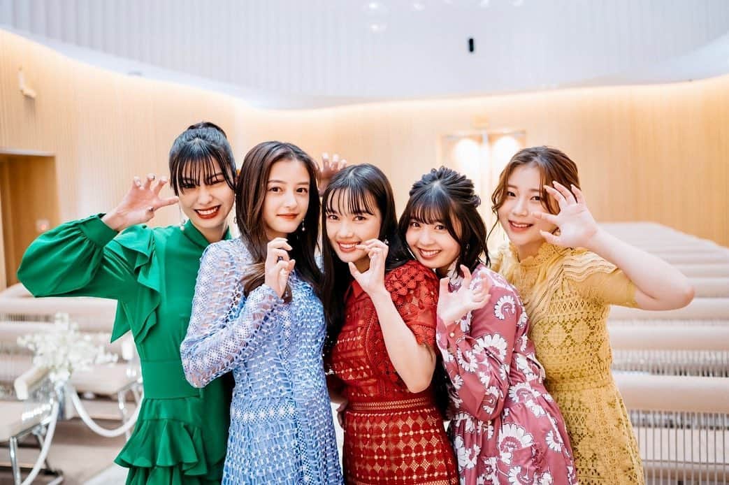新井舞良のインスタグラム：「#彼オオカミ ♯1の女子メンバーとのオフショットあげていきます👶 自己紹介の時なんてめちゃめちゃ緊張して、喋った記憶もありません！🥶 上京して来てから3年間、同世代とお話しする機会も少なく、新鮮すぎてあたふたしてました。。😵‍💫 いやあ、皆、温かい人達なので私楽しんでおります。そう思わせてくれるメンバーに感謝💕 さてさて、これからどうなっていくのか、ぜひ明日放送の♯2も楽しみにしていて下さい🐺 #彼とオオカミちゃんには騙されない」