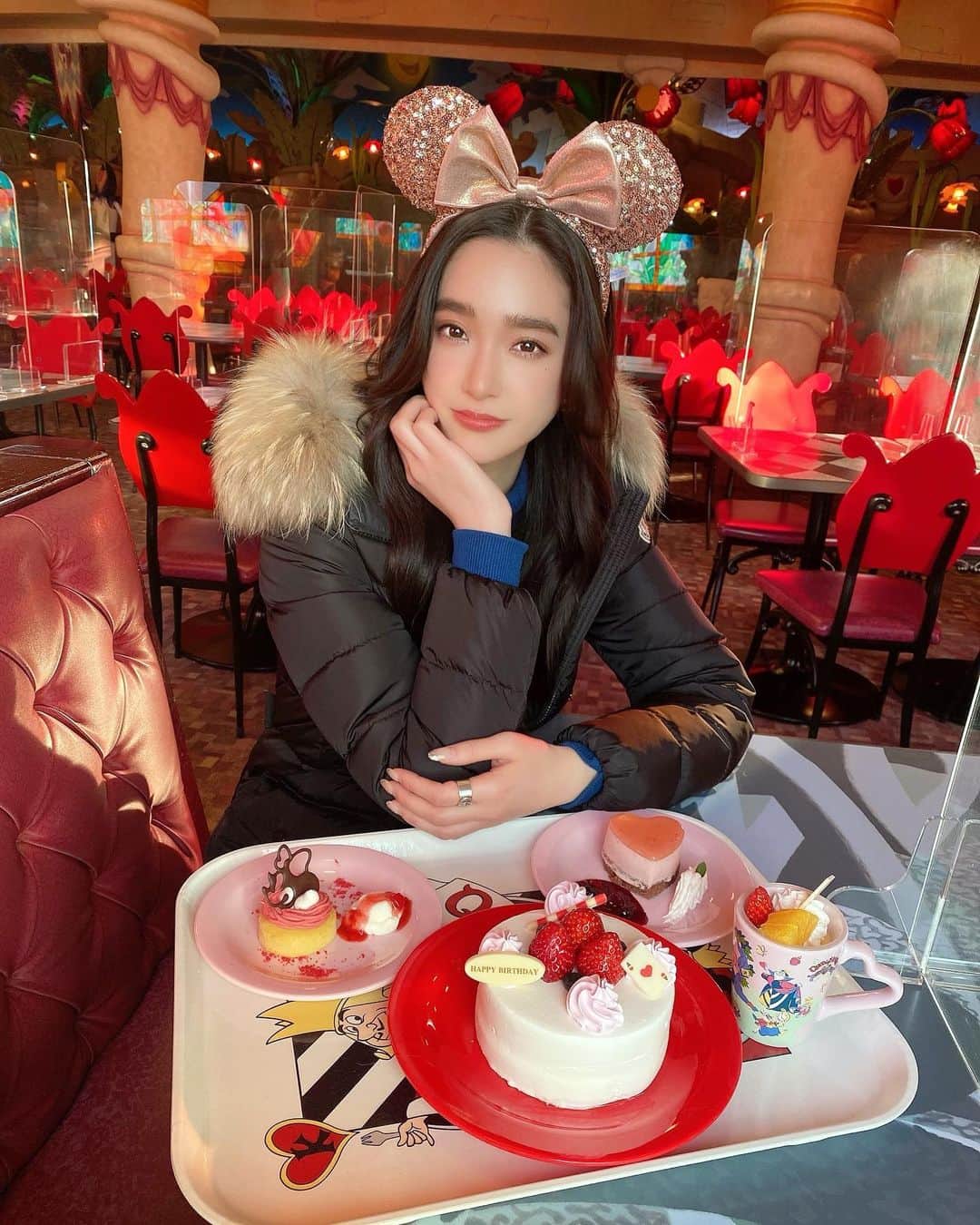 太田麻美のインスタグラム：「Disneyland🎂❤️  #disney #disneyland #aliceteaparty #ディズニー #ディズニーランド #アリスのティーパーティー」