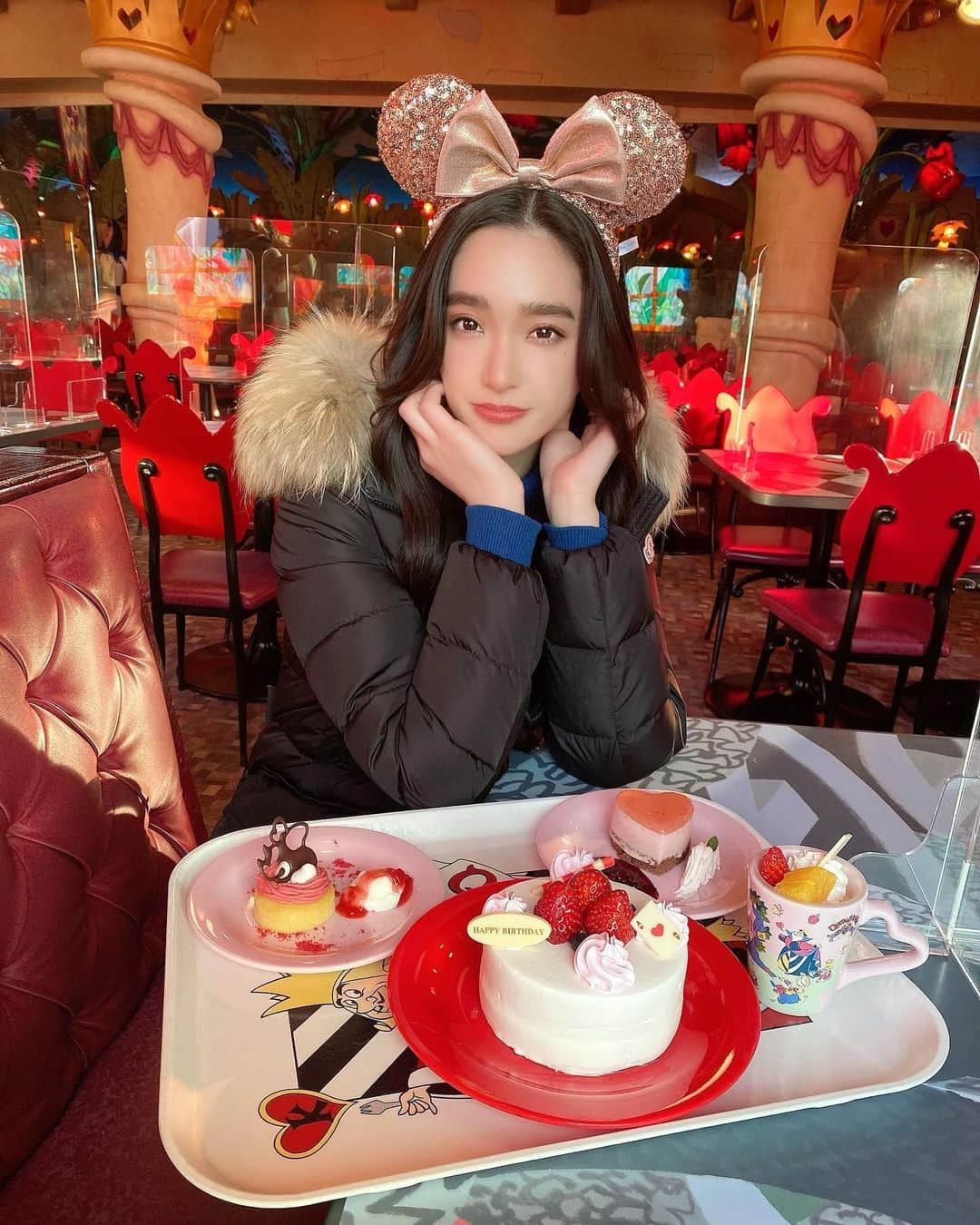 太田麻美さんのインスタグラム写真 - (太田麻美Instagram)「Disneyland🎂❤️  #disney #disneyland #aliceteaparty #ディズニー #ディズニーランド #アリスのティーパーティー」2月26日 18時16分 - asami0523