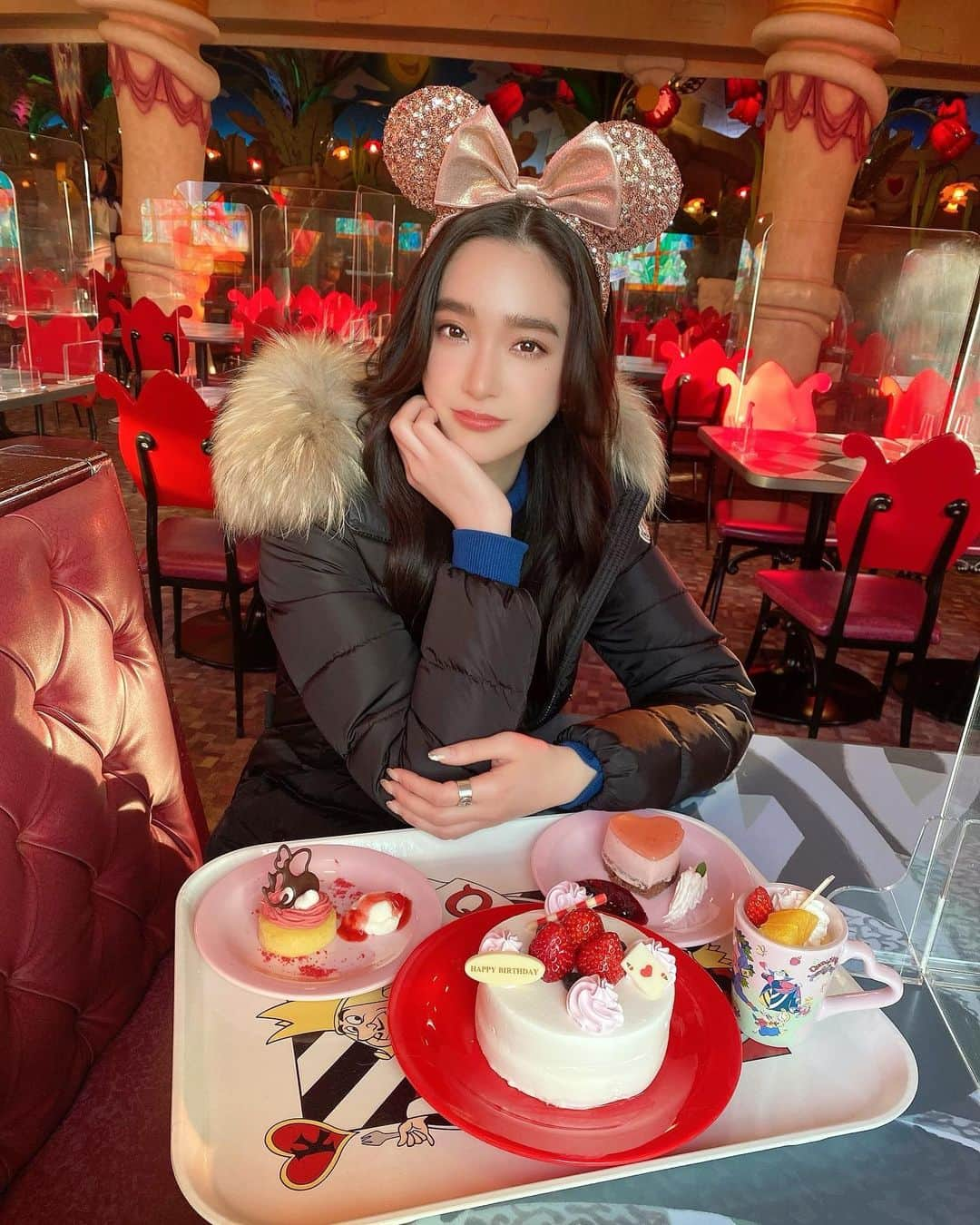 太田麻美さんのインスタグラム写真 - (太田麻美Instagram)「Disneyland🎂❤️  #disney #disneyland #aliceteaparty #ディズニー #ディズニーランド #アリスのティーパーティー」2月26日 18時16分 - asami0523