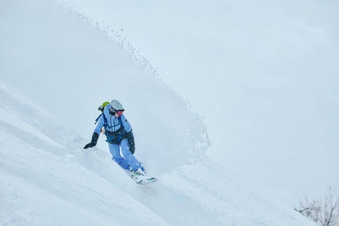 岩垂かれんのインスタグラム：「❄️🌀🌀  この前がラスト寒波だったかな〜 もう一回来てほしいな〜寒波〜  📷 @akira457_   #roxysnow #snowboarding #japow #hakuba」