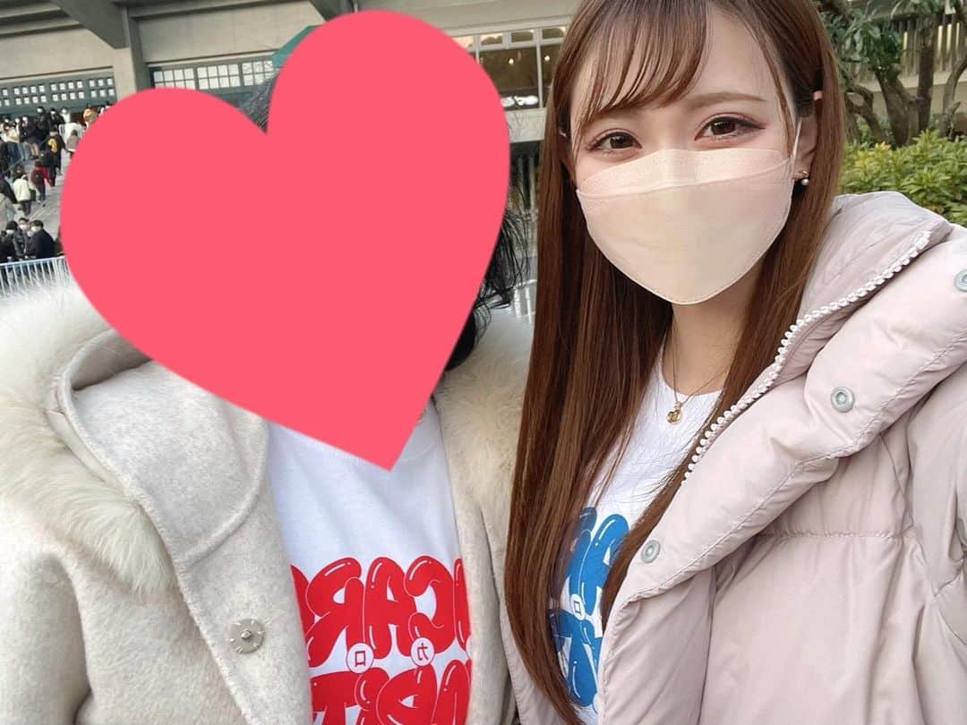 のインスタグラム：「先週マカロニえんぴつの武道館ライブにお母さんと行ってきました✨ . 声は出せないけど、今まで行ったライブで1番楽しかった🙌 . お揃いのTシャツ買って、また絶対行く！って喜んでて可愛かった😊💓 今年もたくさん、一緒に楽しい思い出作りたいな🌸」