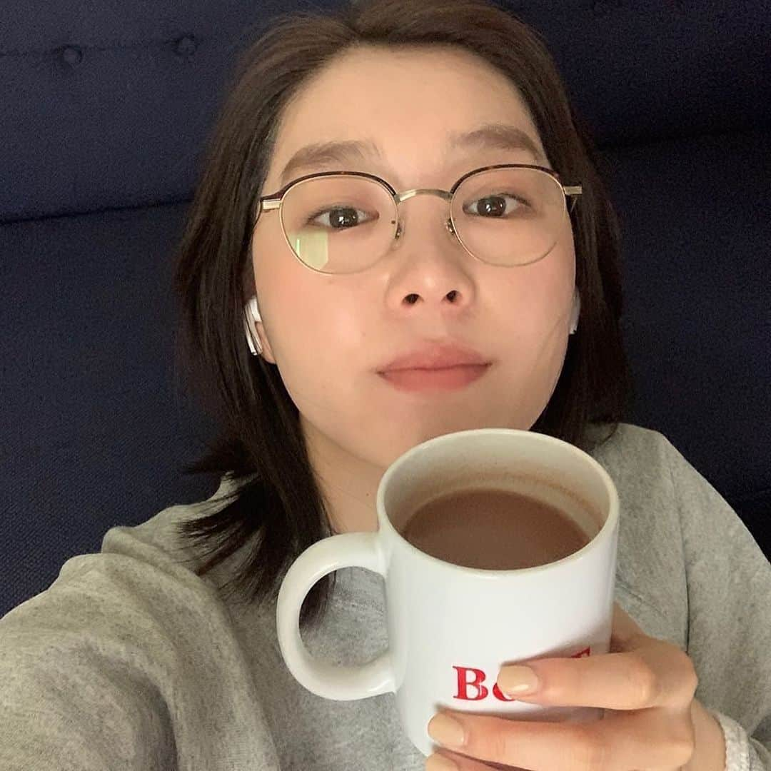 柴田ひかりさんのインスタグラム写真 - (柴田ひかりInstagram)「家での作業中に息抜きのホットココア☕️冬っぽくて最高っ 袋によって差があるとおもうんだけど、マシュマロが多いと良いことがありそうな気がするのは私だけ？笑 #SWISSMISS #スイスミス #ホットココア#PR #gooddaywithswissmiss」2月26日 19時18分 - shibatahikari