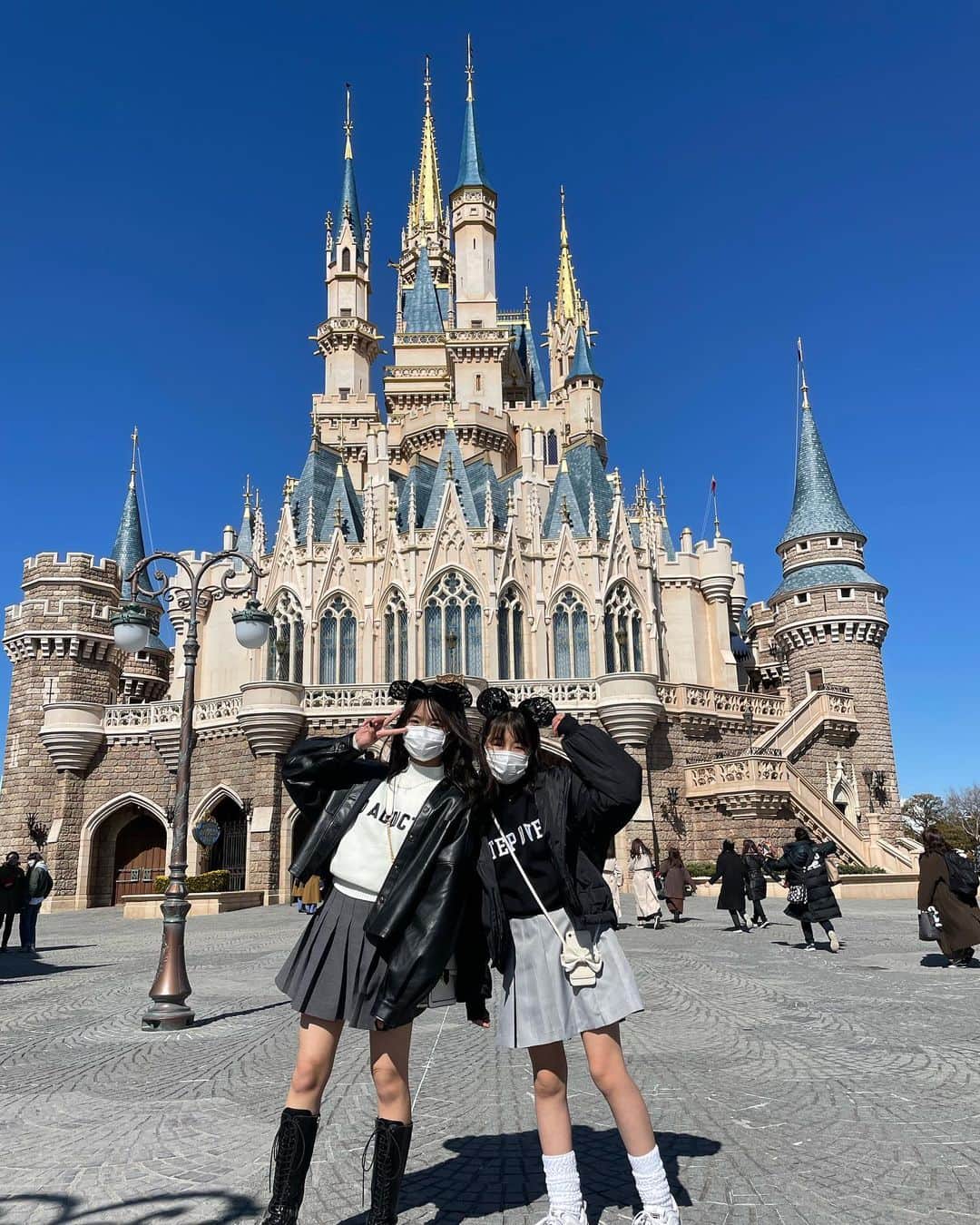 石田凛音のインスタグラム：「♡ Disney姉妹pic📸🤍 ・ この時のりおんのコーデは アウター▶️INGNI トップス▶️GYDA スカート▶️SHEIN ブーツ▶️WEGO バッグ▶️SHEIN だよー🤍 ・ ・ ・ #disney  #disneyland  #sisters  #ディズニーコーデ #モノトーンコーデ #ガーリーコーデ #おそろコーデ #夢の国 #jc2 #js6」