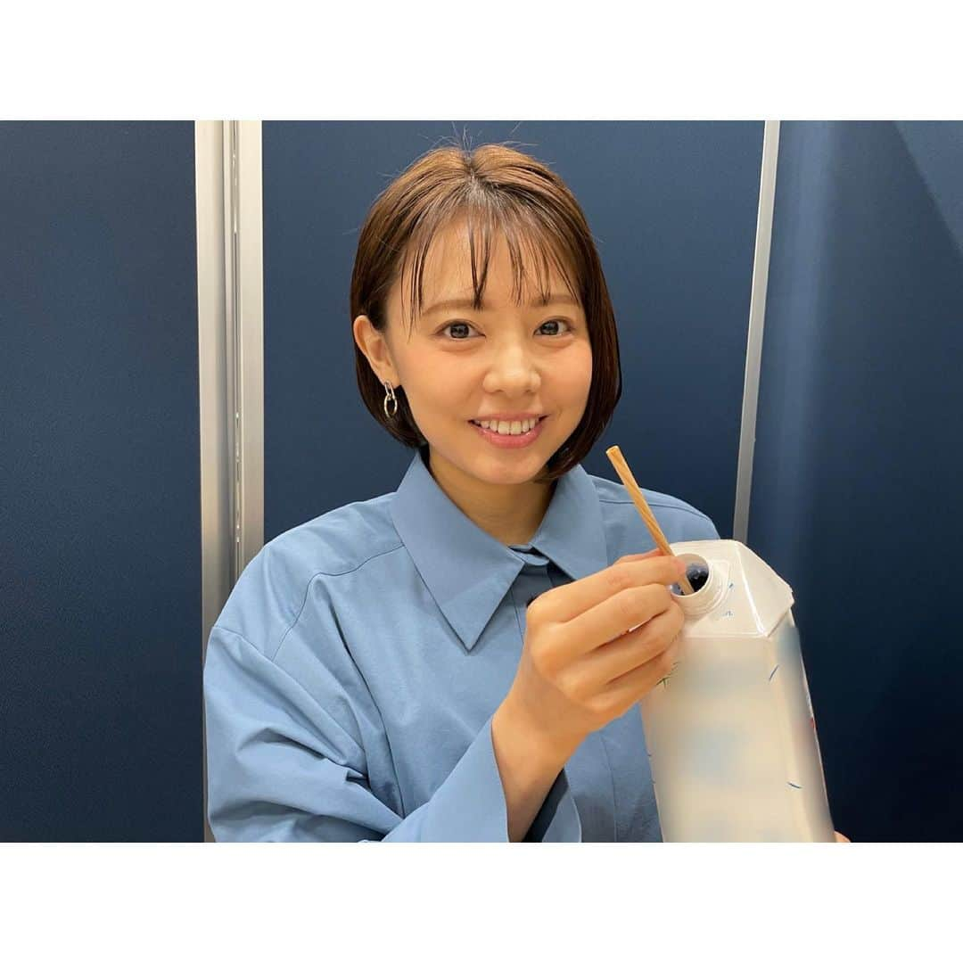 宮澤智のインスタグラム：「★ 皆さん木でできたストローを使ったことはありますか？ 私が使っているのはまさにその「木のストロー」です✨ プラスチックゴミ削減にも繋がるこの木のストロー、 とても温かみがあり見た目はオシャレ。使い心地も抜群でした😄 ちなみに飲んでいるのは紙パックに入ったお水です！   今日から3週に渡って、 フジテレビではSDGsをテーマにした特別番組が放送されます！ 一週目の今日は スペシャルドラマ「木のストロー」 世界初の木のストローを 開発・実現するまでの実話が原案となっています🌳 本日2月26日(土) 15:30〜16:30 ※関東ローカル ぜひご覧ください！☺️   そして、二週目となる来週、3月5日(土)は 「EXITの未来を本気で考えるII〜フューチャーランナーズSP〜」 15:30~16:30 ※関東ローカル MCはEXITのお二人、 私は進行を務めました！🙋‍♀️ テーマは地球温暖化。 最新鋭のデジタル体験ができるスタジオで収録してきましたので またお知らせします！   #楽しくアクション！SDGs #木のストロー #紙パックウォーター #フューチャーランナーズ #宮澤智」