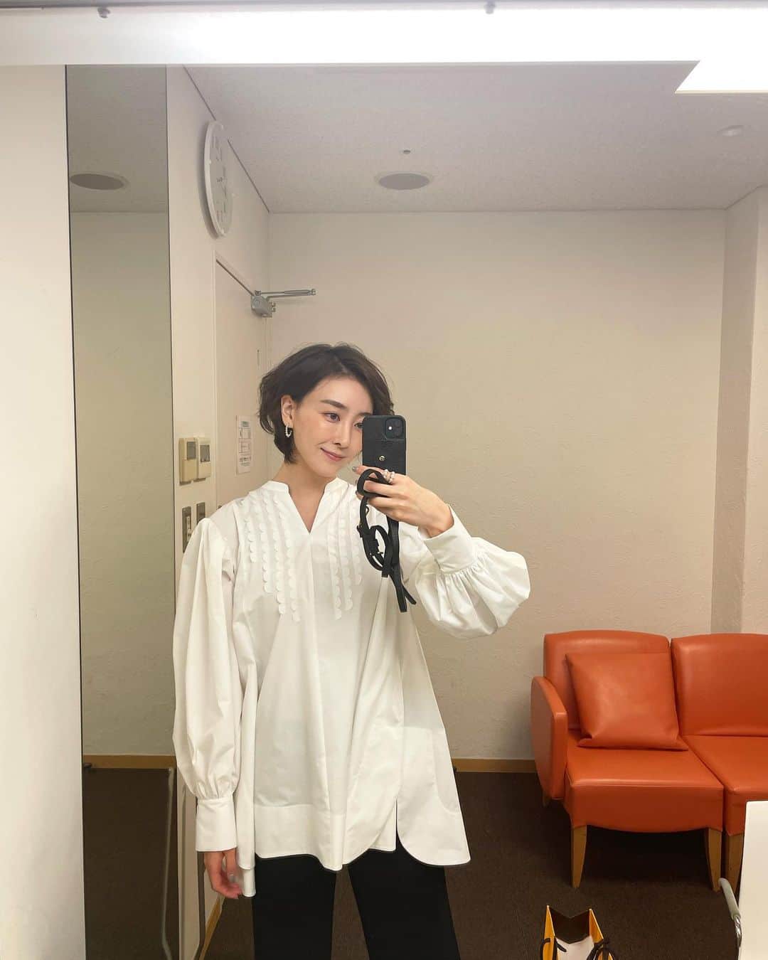 渡辺舞のインスタグラム：「2/26 旅サラダ 👚 @celford_official  👖 @theory_jp （私物）  このざっくりシャツ、タイプすぎて珍しく自撮り沢山した🕺春服買いにいきたいなぁ🍀」