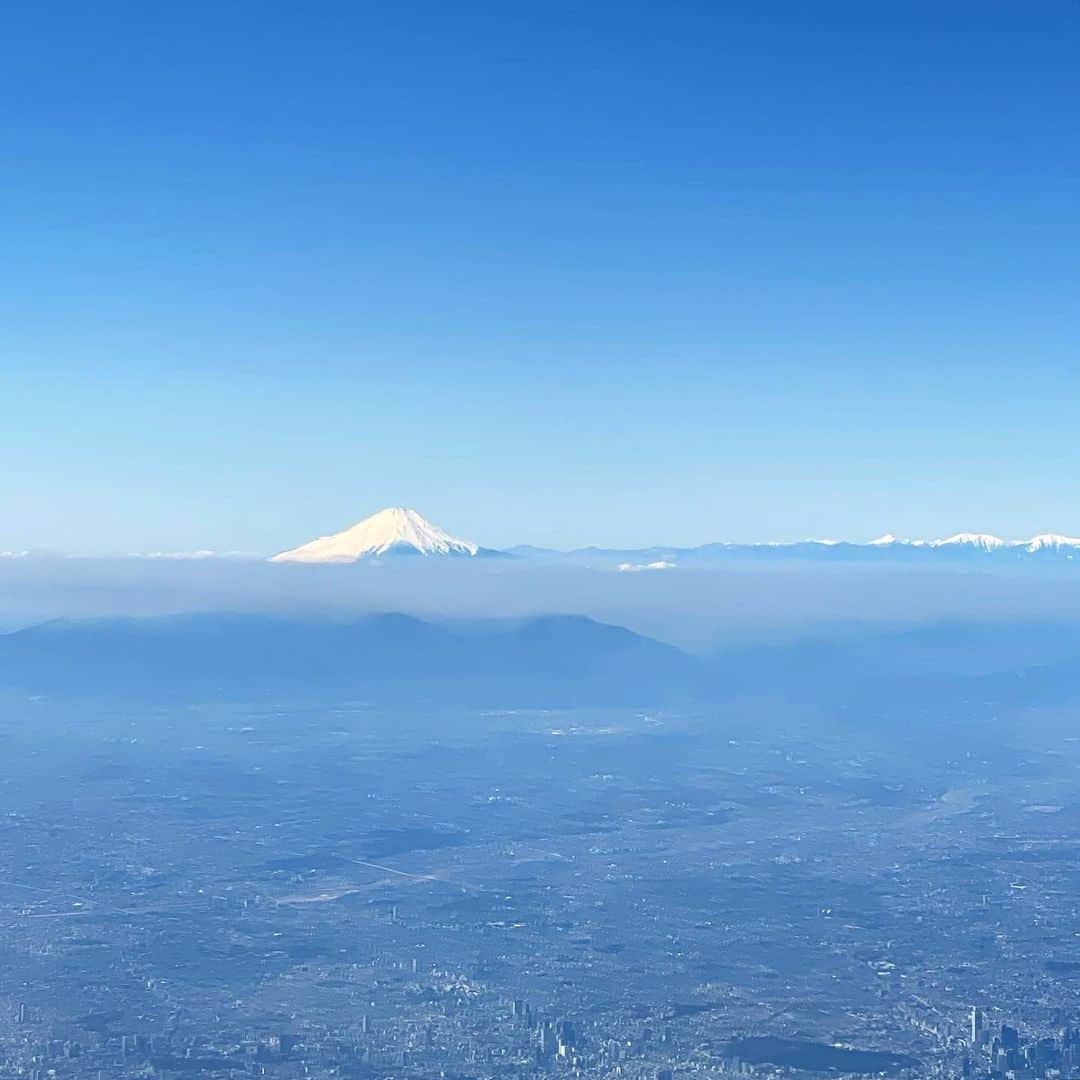 大川成美さんのインスタグラム写真 - (大川成美Instagram)「Mt. Fuji is absolutely beautiful. ． 富士山だ。って毎回 騒ぐのは、わたしです。 ． 日本人🇯🇵 ． ． #japan」2月26日 12時14分 - naru_coco