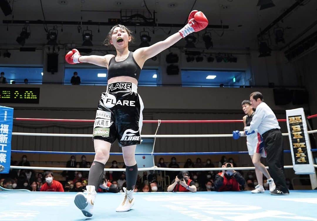 小田島沙知（かぎしっぽ）のインスタグラム：「昨日は２戦目でした！ 2R28秒TKO勝ちしました！！ 対戦相手の川口まな選手、パンチアウトの皆さん、応援しに足を運んで下さった方、SNSで応援して下さった方、配信を見て下さった方、ありがとうございました！！ 無事勝ててホッとしてます！  減量キツかったですが頑張れて良かったです！  とりあえず当分体休めます！！ 飯くうぞーーーー！！  素敵な写真もありがとうございます！ 1枚目はFukuda Naokiさんから！ モノクロ写真は山口裕朗さんから！  #かぎしっぽさち #プロボクサー #ボクシング #女子プロボクサー #flare山上スポーツジム #後楽園ホール #TKO勝ち #皆さん #ありがとうございました」