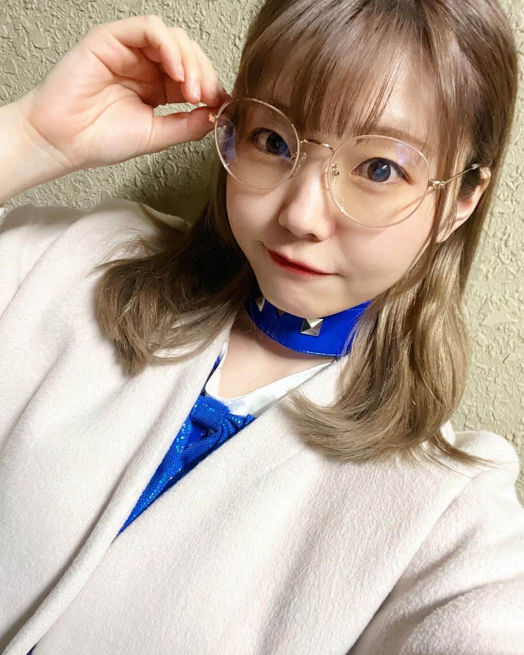 小原一華のインスタグラム：「👓💙 . まんまるめがね！ . #めがね女子 #眼鏡女子 #眼鏡 #glasses #しゃかりぃな #アイドル」