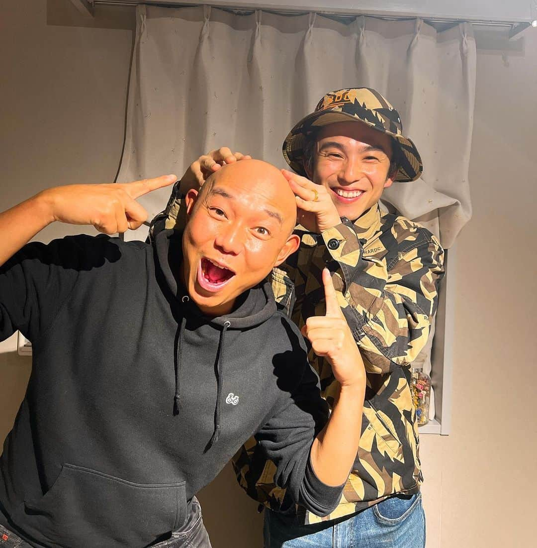 そうすけのインスタグラム：「チュウちゃん(中尾明慶くん)と一緒にヘッドスパに行って来た  #中尾明慶 #きつねさん #ヘッドスパ #渋谷区松濤 #あたまのご褒美サロンGIFT #中尾くん:ハゲててヘッドスパ意味あるんですか？ #ハゲ:ハゲてるとか関係なく頭皮にめちゃくちゃいいし顔のシワや弛みには頭のマッサージが大切なんだからー #中尾くん:えーそうなんですか #中尾くん:これ大きなタコ焼きじゃないですよね？ #この写真を撮ったあとの中尾くんは #ハゲって直で頭皮だからめちゃくちゃベタつきますね #トホホ #めちゃくちゃ気持ち良くて自律神経整いまくり #睡眠の質が上がる #でももう毛根は死んでいるので髪の毛は生えない #サブロクそうすけ」