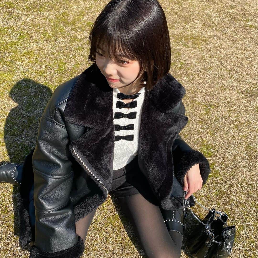 神田萌衣のインスタグラム：「動物に話しかけてる時の声ってちょっと気持ち悪くなるよね笑🐱 ゔぁっやって笑なんやそれ🙂 たまらなく癒されました猫カフェ行きたい🐈🐈」