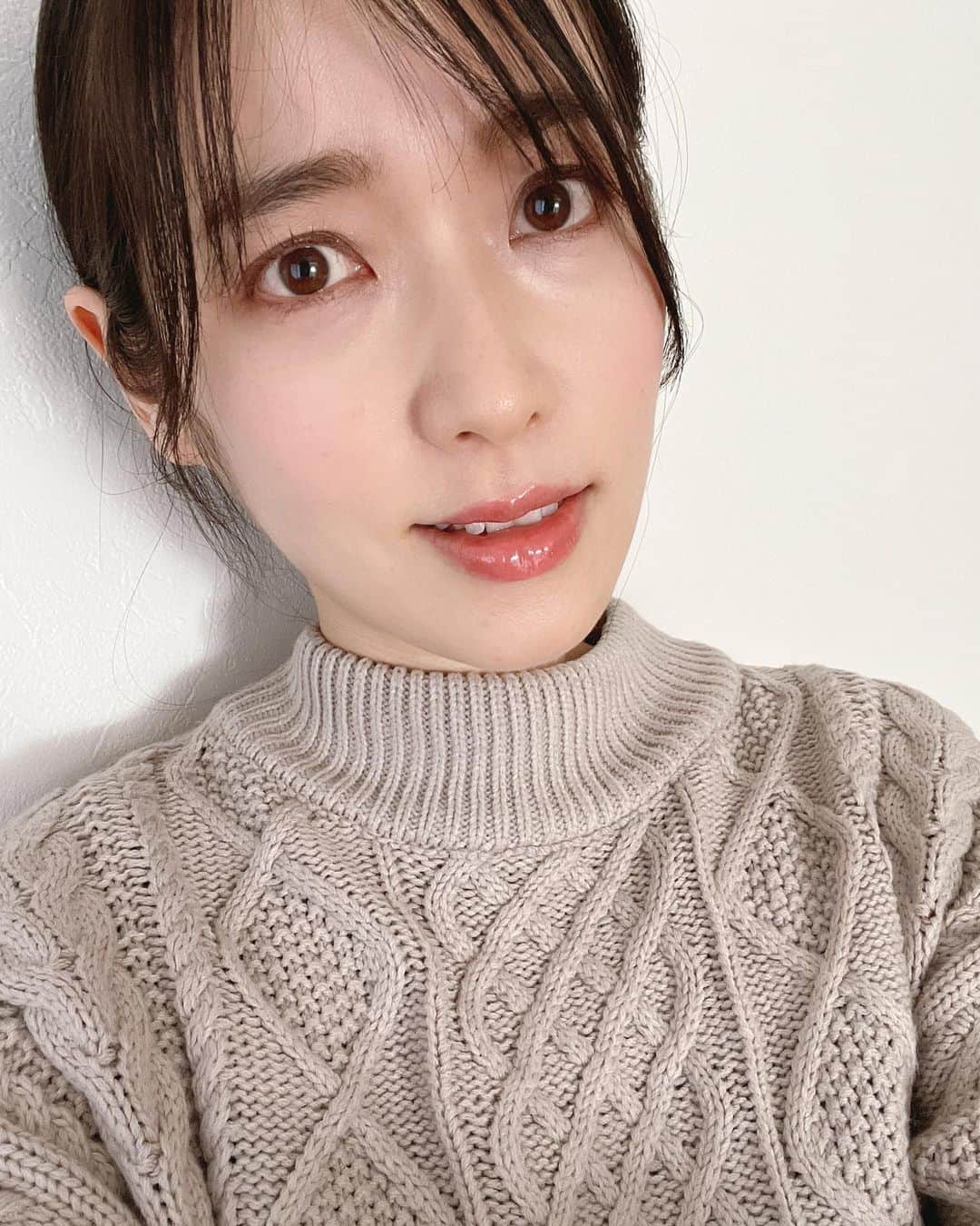 原由実のインスタグラム：「⁡ ⁡ ⁡ 2年ぶりくらいにアイシャドウを買いました❣️ ⁡ 大人になってからずっとブラウン系だったけど、久しぶりにピンク系のシャドウが欲しくなって✨ ⁡ しかもわかりやすくラメが入ってるアイシャドウなんて、めちゃくちゃ久しぶり🥰 ⁡ ⁡ ドラッグストアで、色々見て、口コミ検索しながら買うのも久しぶりで楽しかったなぁ🎵😊 ⁡ #rom&nd#02ドライローズ」