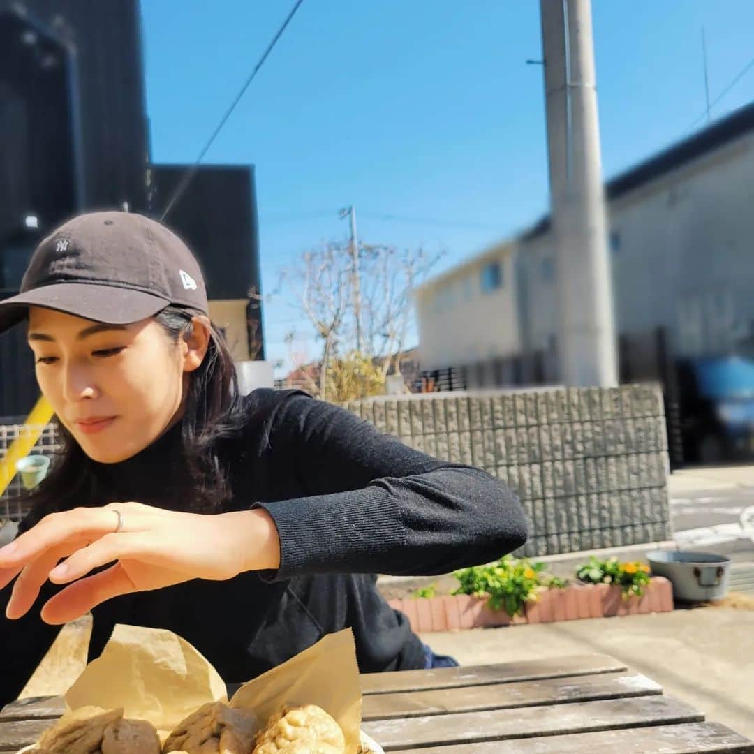 本仮屋リイナのインスタグラム：「ぽかぽか～😊☀️☁️ では、お外で食べましょう！と、今日はお庭で肉まん🐽  お義母さんのレシピを参考に、長男といっしょに、天然酵母&全粒粉アレンジで作りました💪  手前味噌ですが... 激ウマ❤️❤️  さて😊 明日朝8時～ TBSラジオ #onej に出演します☺️  ジャングルポケットの斉藤慎二さんに代わって、姉の本仮屋ユイカ  @yuika_motokariya_official と共にお届けします📻️🎶はぁーい！🧔  初めてラジオでの姉妹共演です。 わくわくわく🐝  お時間合う方、ぜひお耳を貸していただけたら、うれしいです🐰  #気持ちいい青空広がリイナ #日曜日朝８時はONEJ #聞いてね📻️」