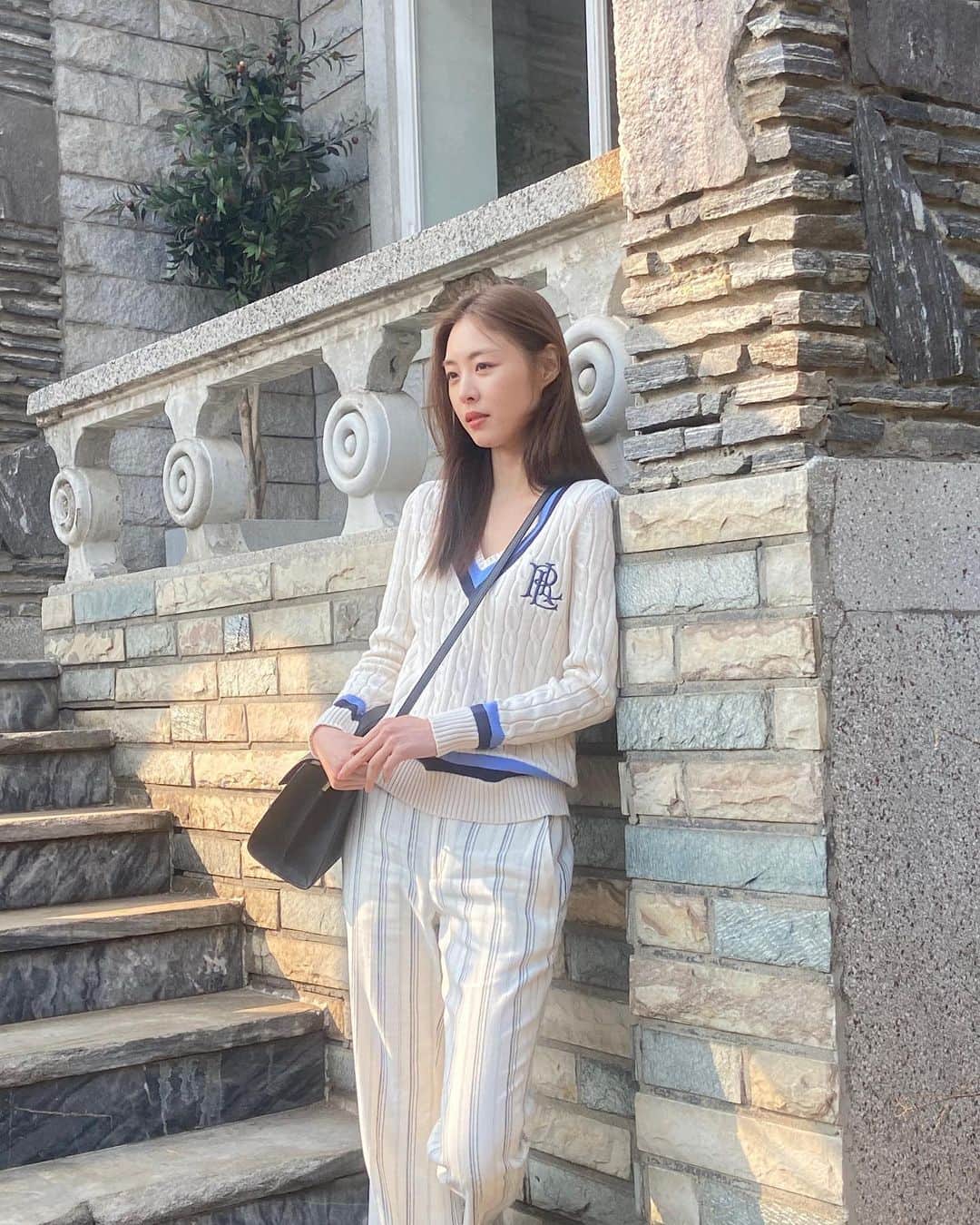 イ・ヨニのインスタグラム：「봄이 기다려지는 햇살이었다.😌 3월호 #singlesmagazine  @singlesmagazine  @laurenralphlauren」