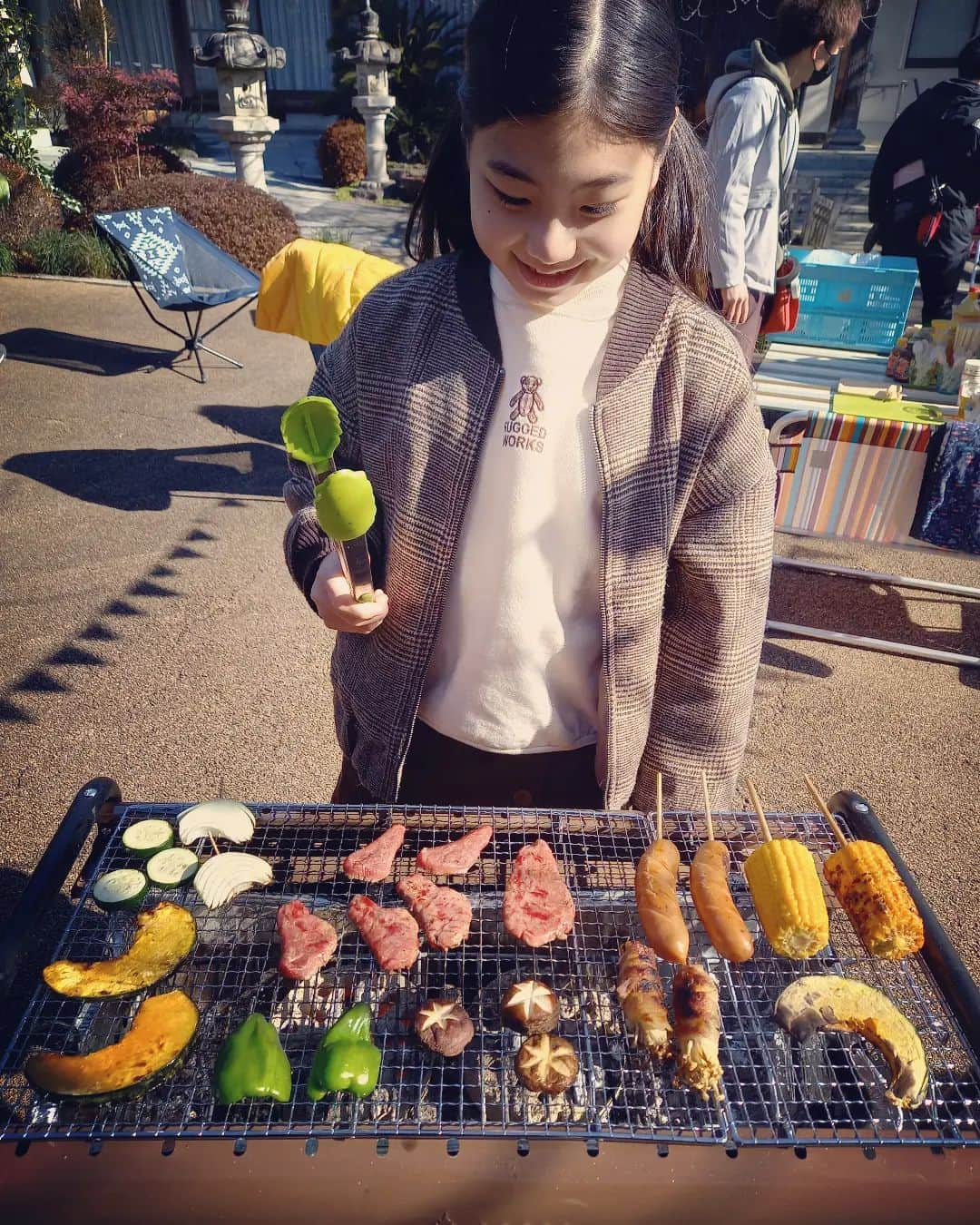 毎田暖乃のインスタグラム：「『妻、小学生になる。』 第６話でのバーベキューはキャンプグッズも全部可愛くて、テンション上がりました🙌   貴恵役の#石田ゆり子 さんとは現場でたまにしかお会い出来ないのですが、このシーンでは皆さん大集合でとても楽しかったです🎶  私も家族でキャンプに行くと、いつも焼きマシュマロ作ってます😋 ハンモックでゆらゆらするのがお気に入り🏕️  第７話もどうぞお楽しみに🍀  #妻小学生になる  #つましょー 🎒 #TBS 　#金曜ドラマ  #毎田暖乃 　　#ルート」