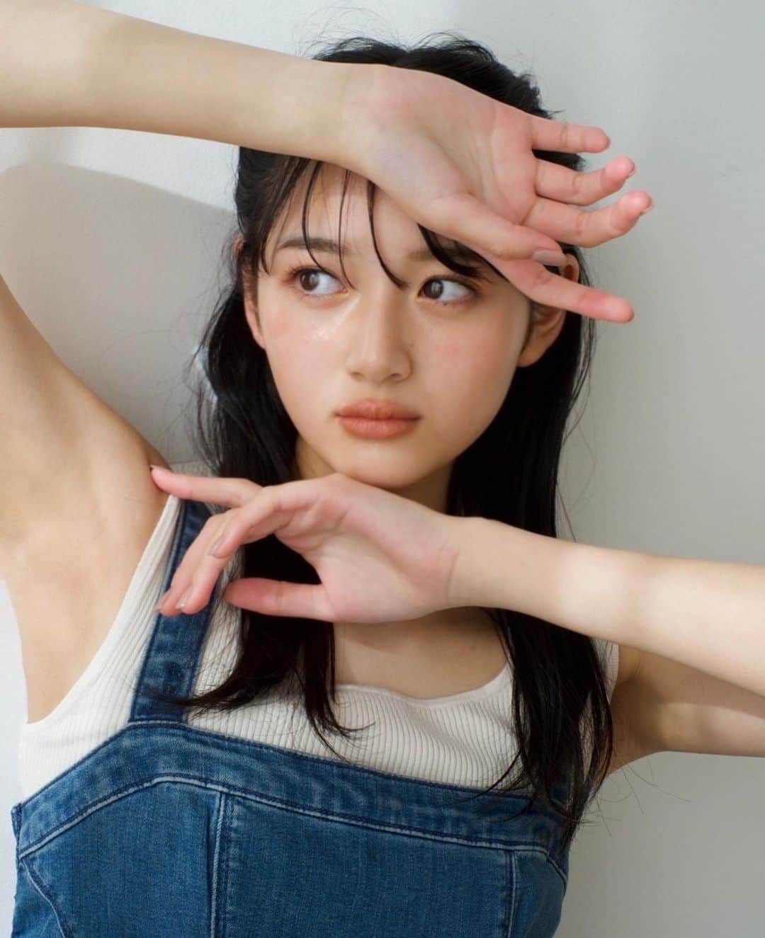 加藤栞のインスタグラム：「💙🤍」