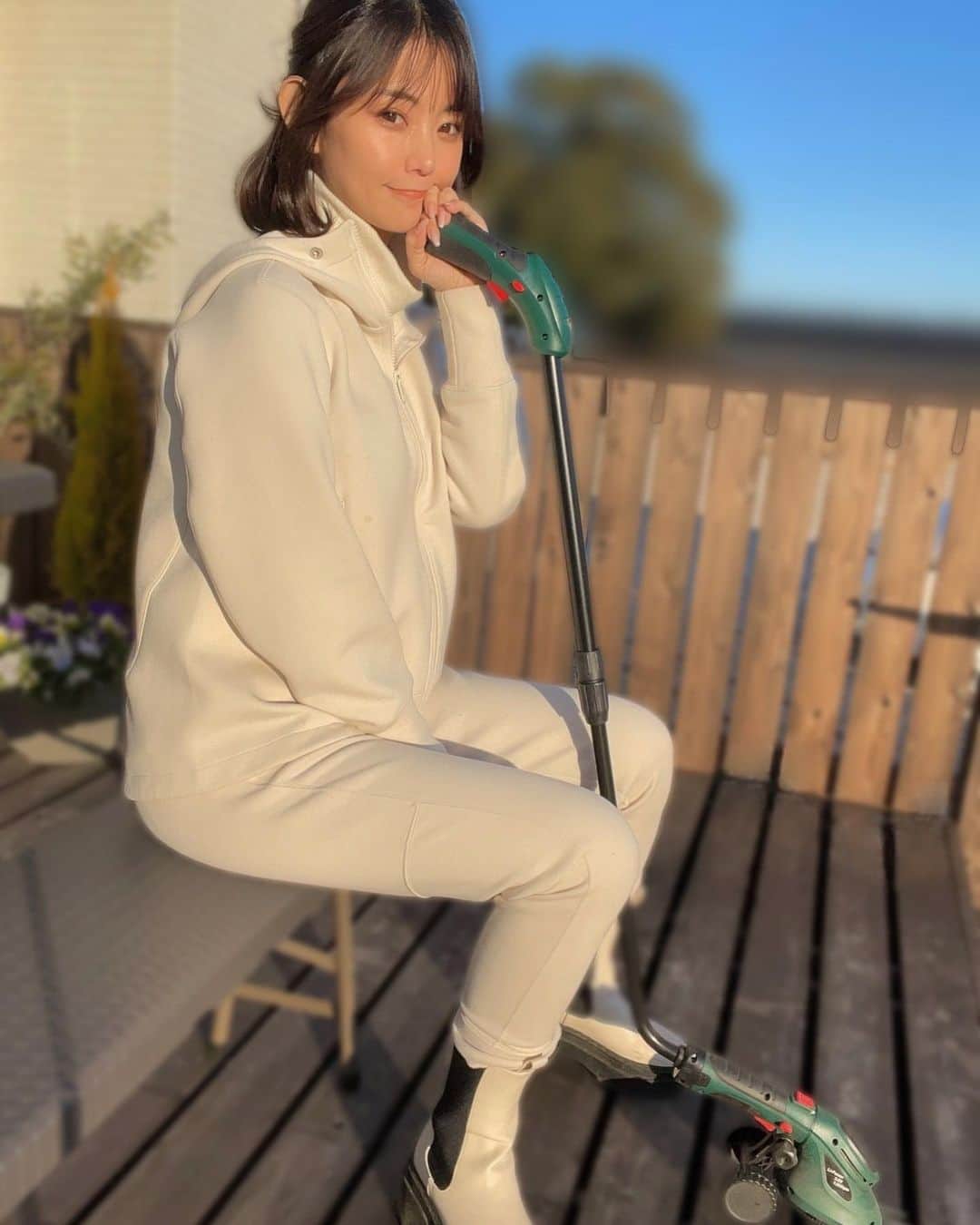 林村ゆかりのインスタグラム：「少しずつ春を感じてきました。 ご近所様によれば早い桜はもうすぐ見られるそう🌸  一年前から比べると、まさか自分がお家の芝を刈ると思わなかった笑 人生何があるかわからないですね。 車にも興味が出てきたし…  黙々と作業する芝刈り、結構好きでした。外注にしたらとも言われたのだけれど。（不器用だから綺麗に刈れてないかも）  庭の作業着は、ジルサンダーコラボのユニクロとGUのブーツ。インナーはユニクロのカシミヤタートル🧶 セットアップは洗うと綺麗に汚れが落ちるし、シルエット綺麗だしこの秋冬は家の周りではヘビロテしました☺️  #庭づくり #庭のある暮らし #庭のある生活 #田舎暮らし #田舎#gu#ユニクロ#uniqlo #ジーユー#ジーユー購入品 #ジーユーコーデ #jilsander #ジルサンダー」