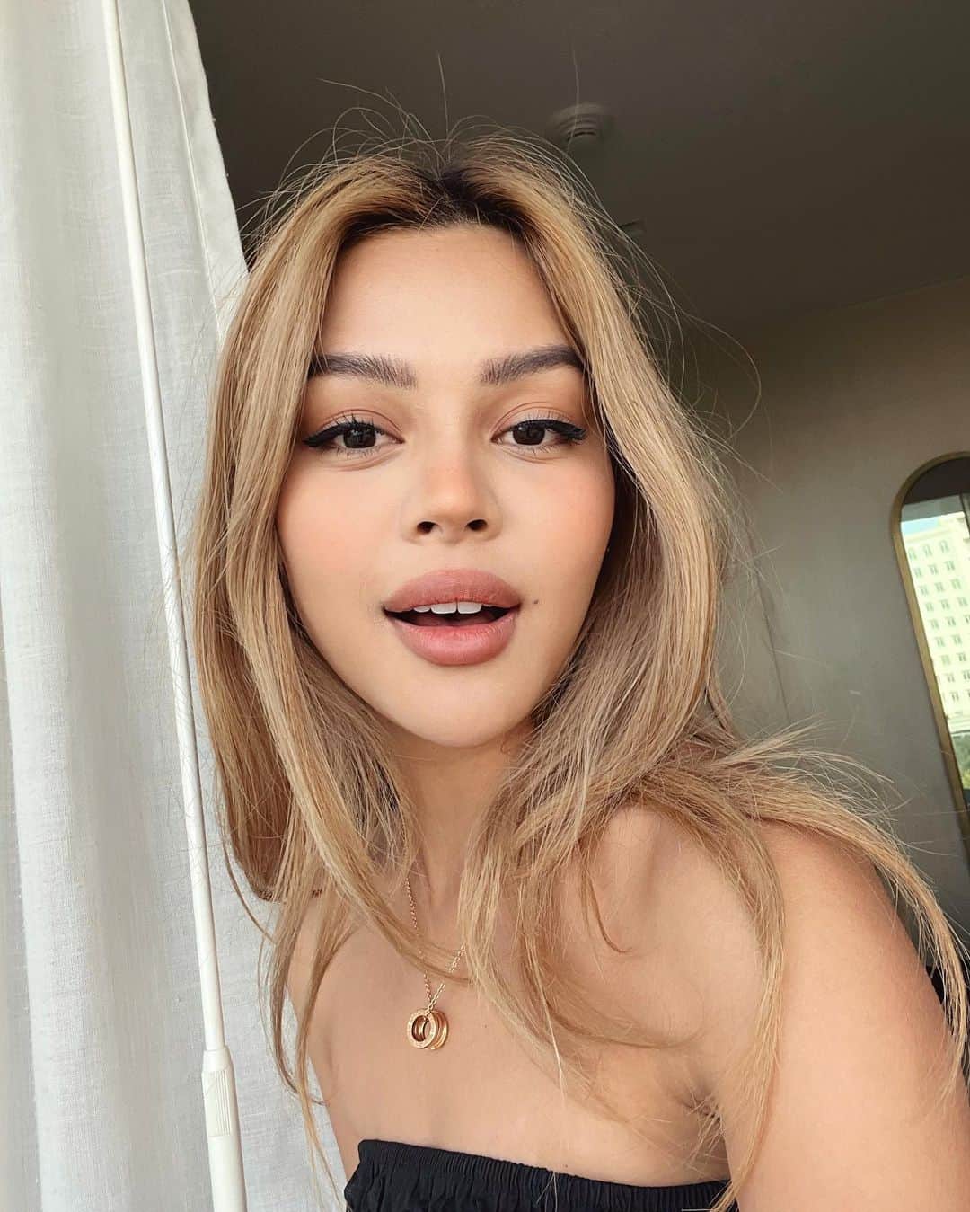 リリーマイマックのインスタグラム：「Idk how to take selfies anymore 🤳🏼」