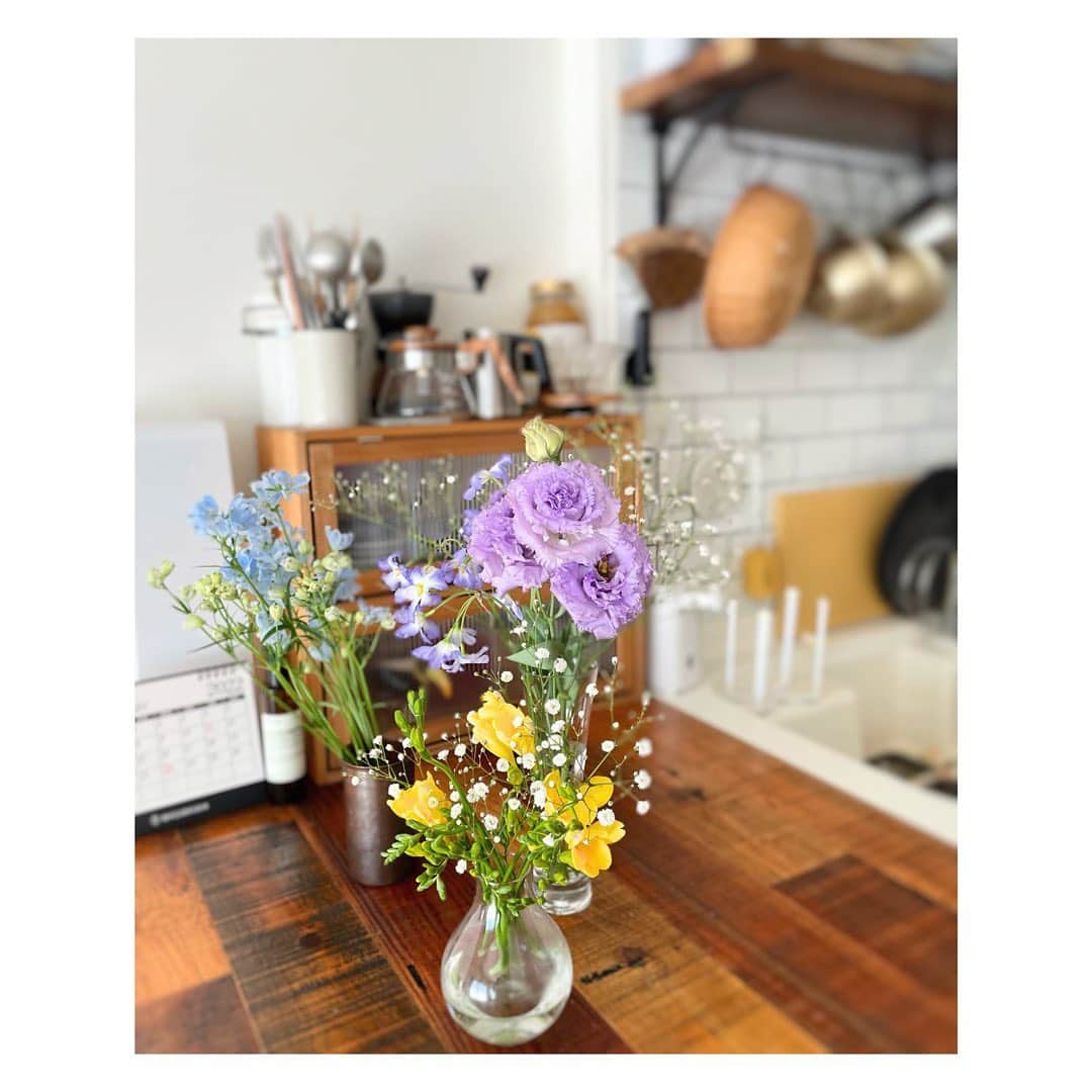 笹峯愛さんのインスタグラム写真 - (笹峯愛Instagram)「旦那が持ち帰った花束を ３つの花瓶に分けて飾る。  #センス 無いので #とりあえず #色 で分ける  #クランクアップ #ありがとうございます  #花のある暮らし #花束 #嬉しい」2月27日 3時28分 - mineco.m